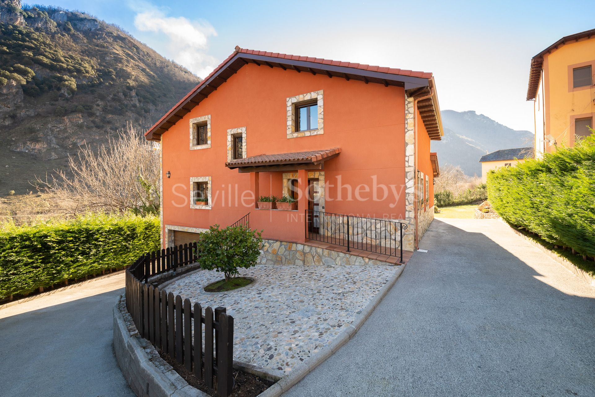 Individual chalet in the Somiedo Natural Park, with spacious garden and garage