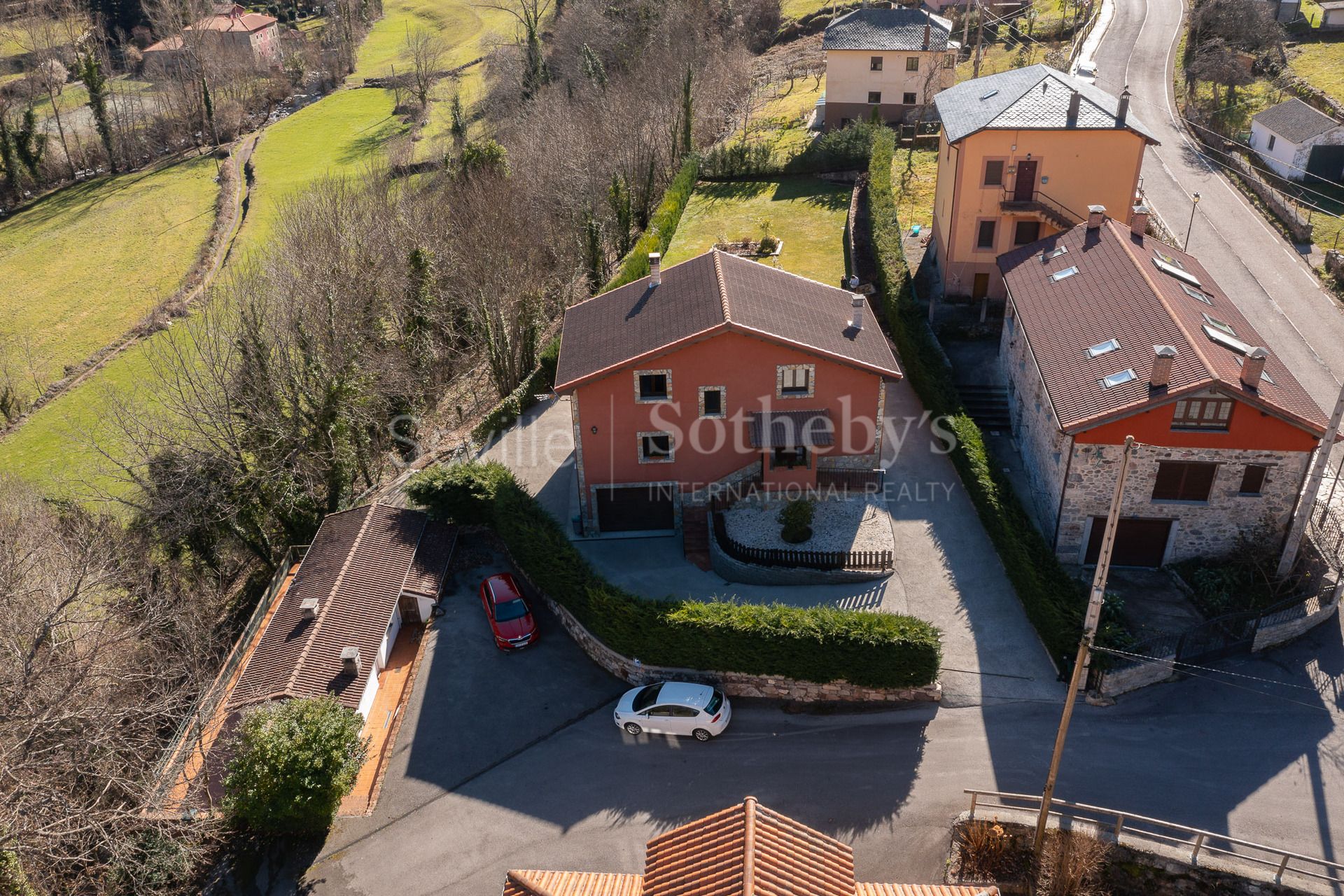 Individual chalet in the Somiedo Natural Park, with spacious garden and garage