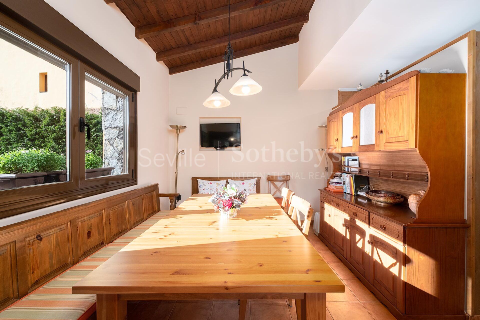 Individual chalet in the Somiedo Natural Park, with spacious garden and garage