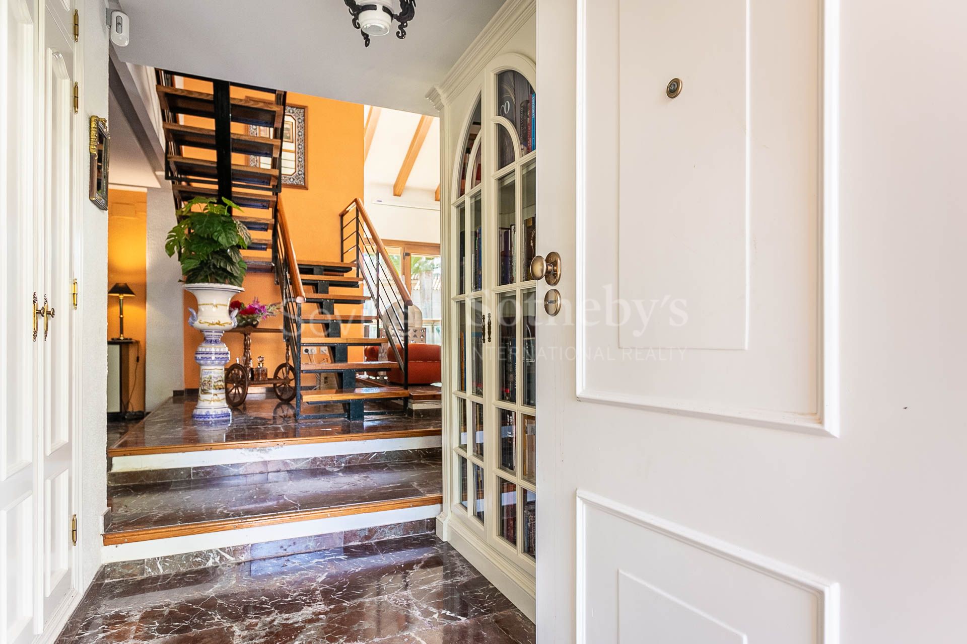 Detached villa located in the urbanization of Torrequinto.