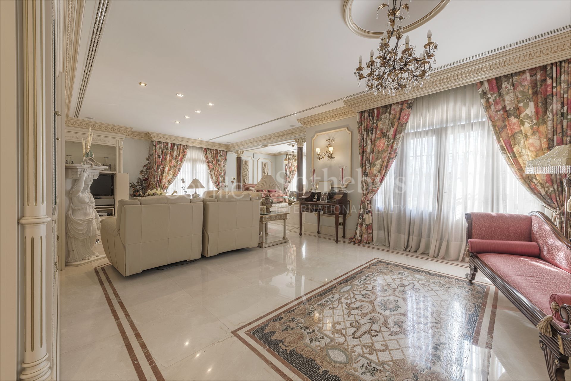 Imponente mansión con un acabado interior excepcional en una de las urbanizaciones más prestigiosas de Sevilla