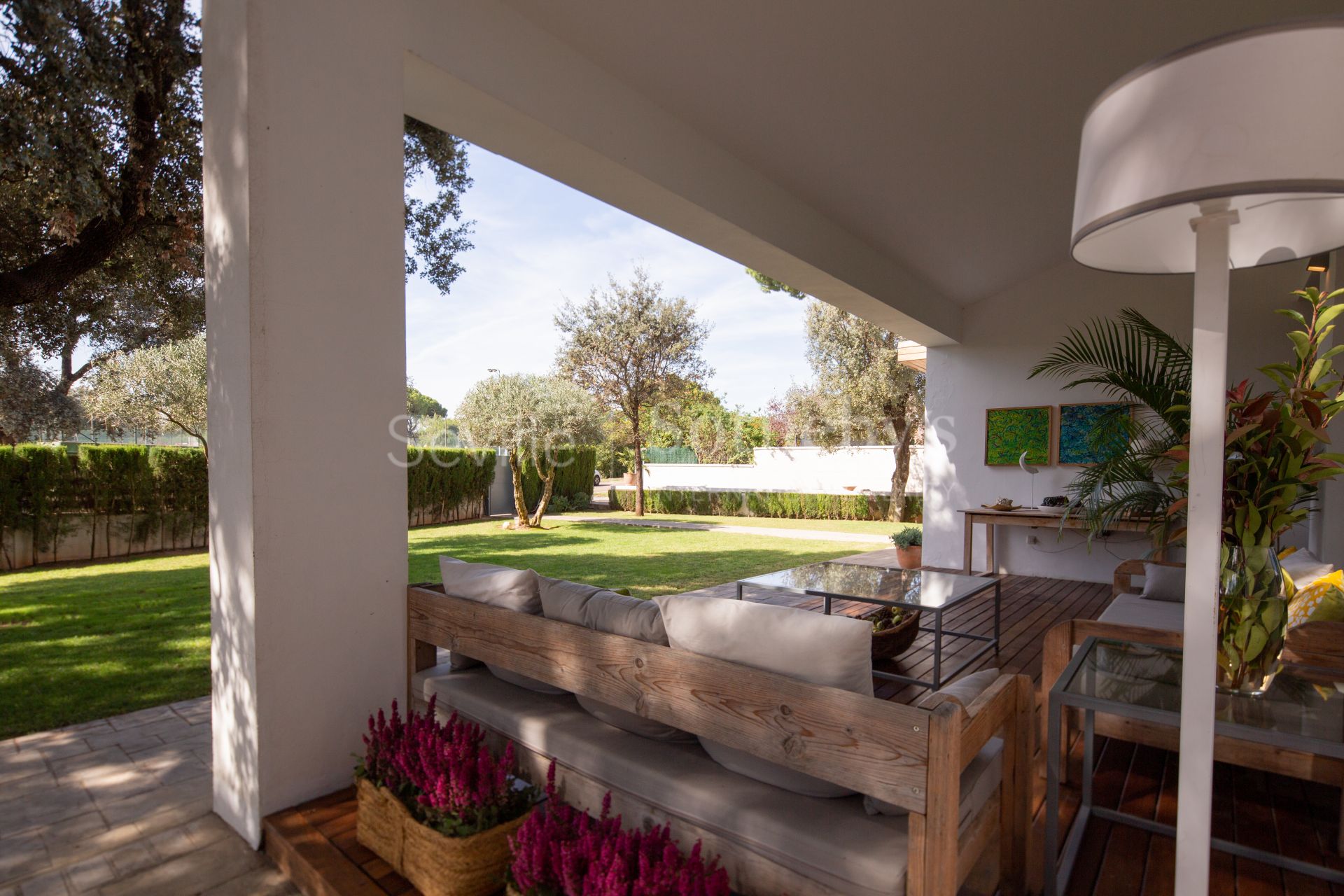 Singular Villa with a large garden and high ceilings in a gated community with social club and swimming pool
