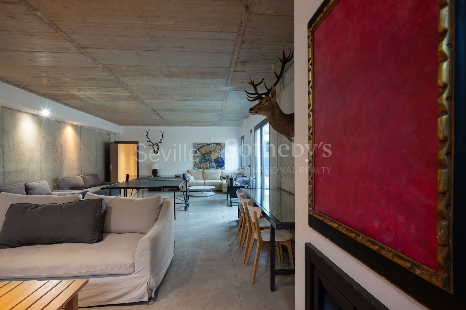Singular Villa with a large garden and high ceilings in a gated community with social club and swimming pool