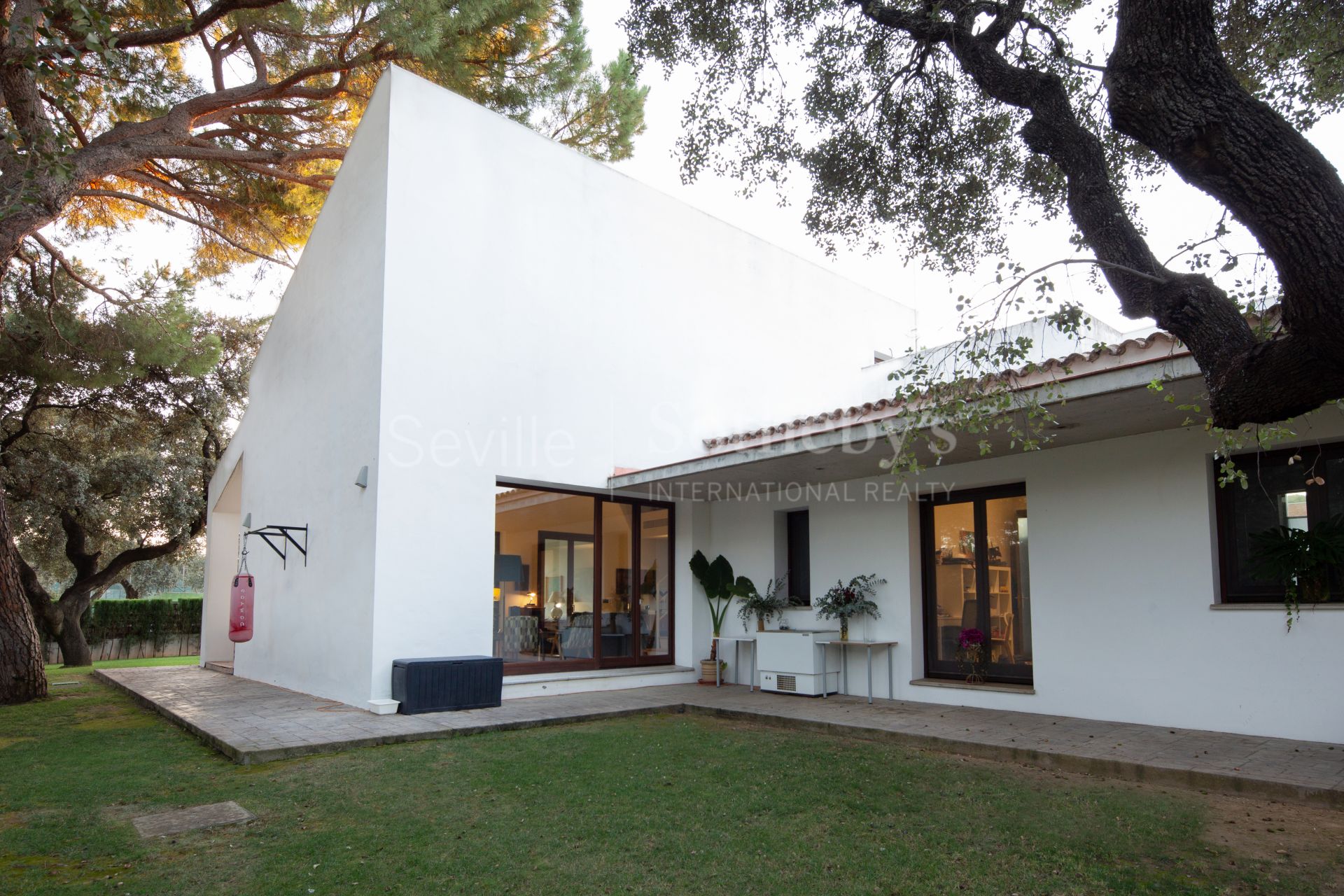 Singular Villa with a large garden and high ceilings in a gated community with social club and swimming pool