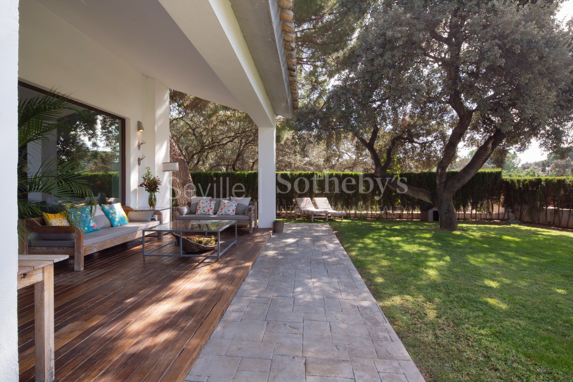 Singular Villa with a large garden and high ceilings in a gated community with social club and swimming pool