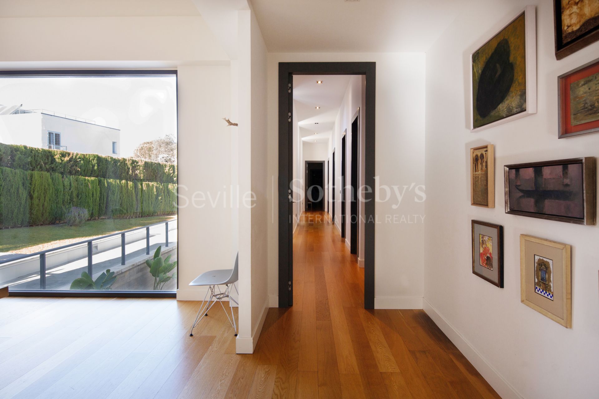 Singular Villa with a large garden and high ceilings in a gated community with social club and swimming pool