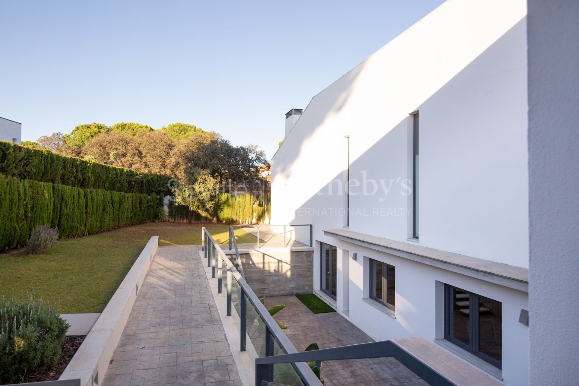 Singular Villa with a large garden and high ceilings in a gated community with social club and swimming pool