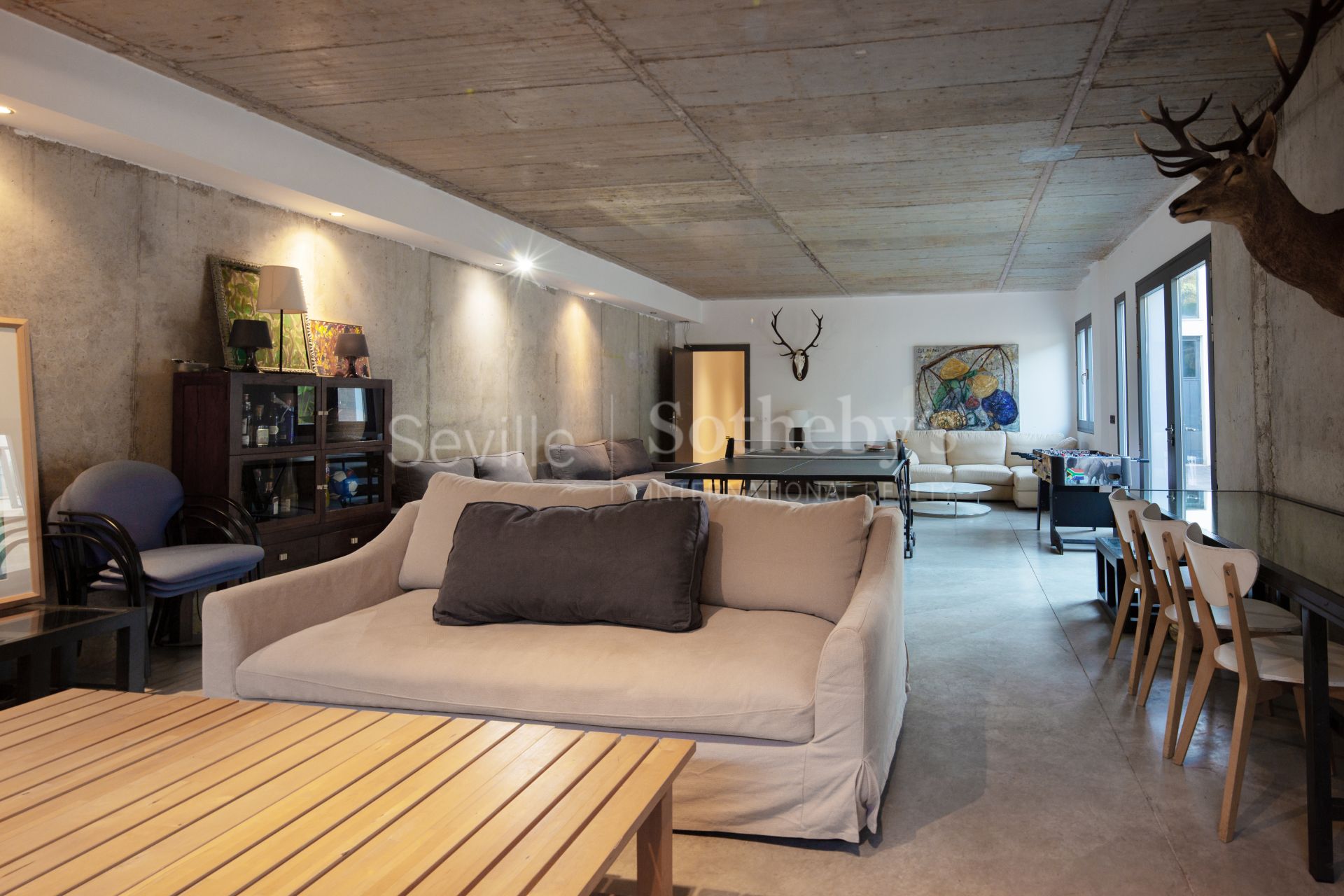 Singular Villa with a large garden and high ceilings in a gated community with social club and swimming pool