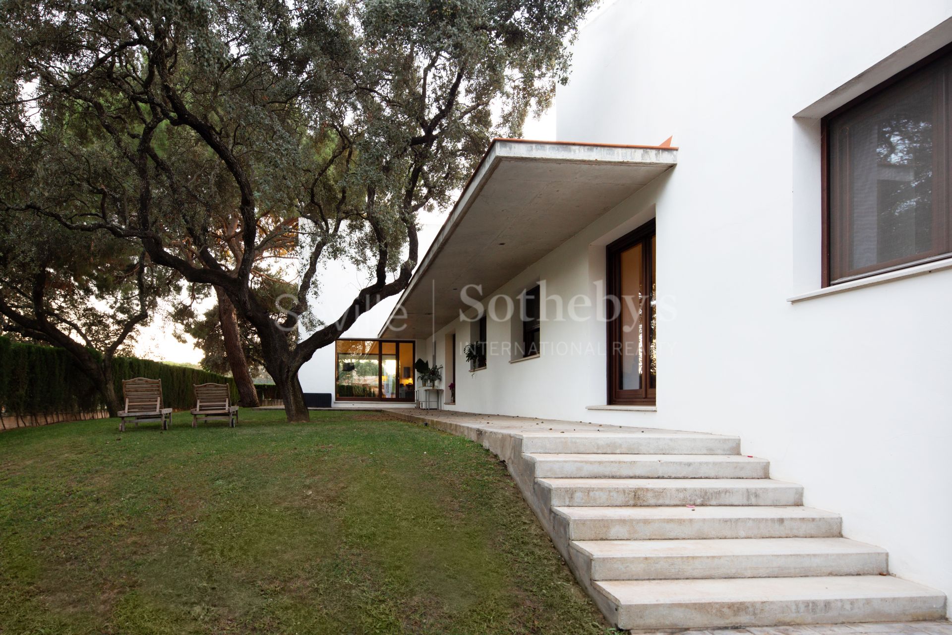 Singular Villa with a large garden and high ceilings in a gated community with social club and swimming pool