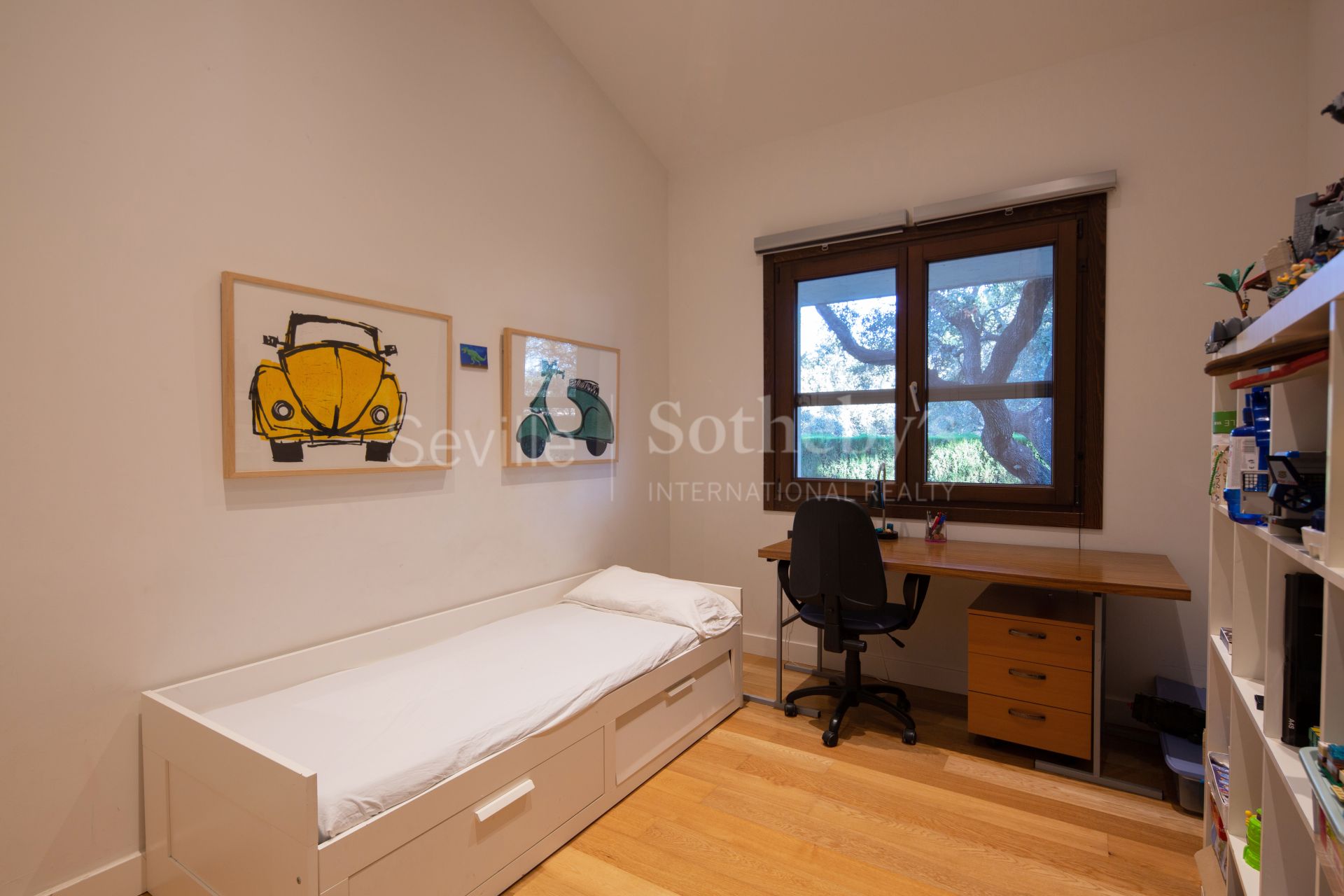 Singular Villa with a large garden and high ceilings in a gated community with social club and swimming pool