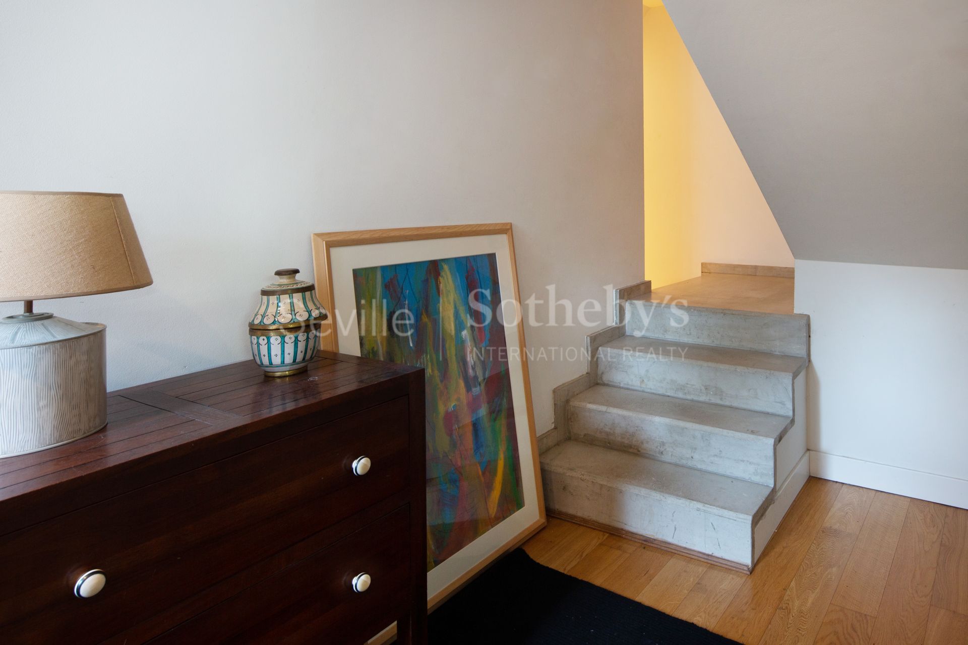 Singular Villa with a large garden and high ceilings in a gated community with social club and swimming pool