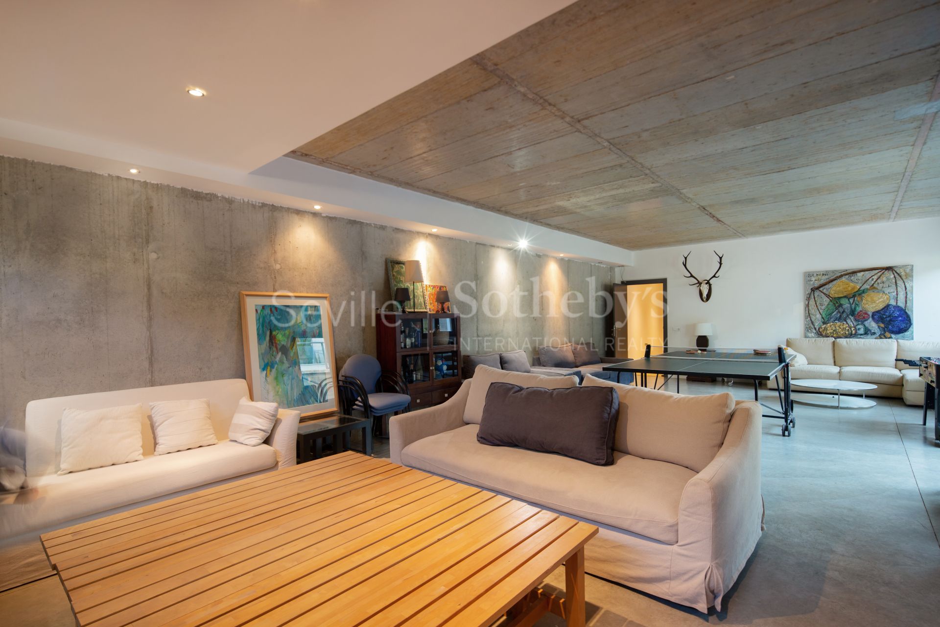 Singular Villa with a large garden and high ceilings in a gated community with social club and swimming pool
