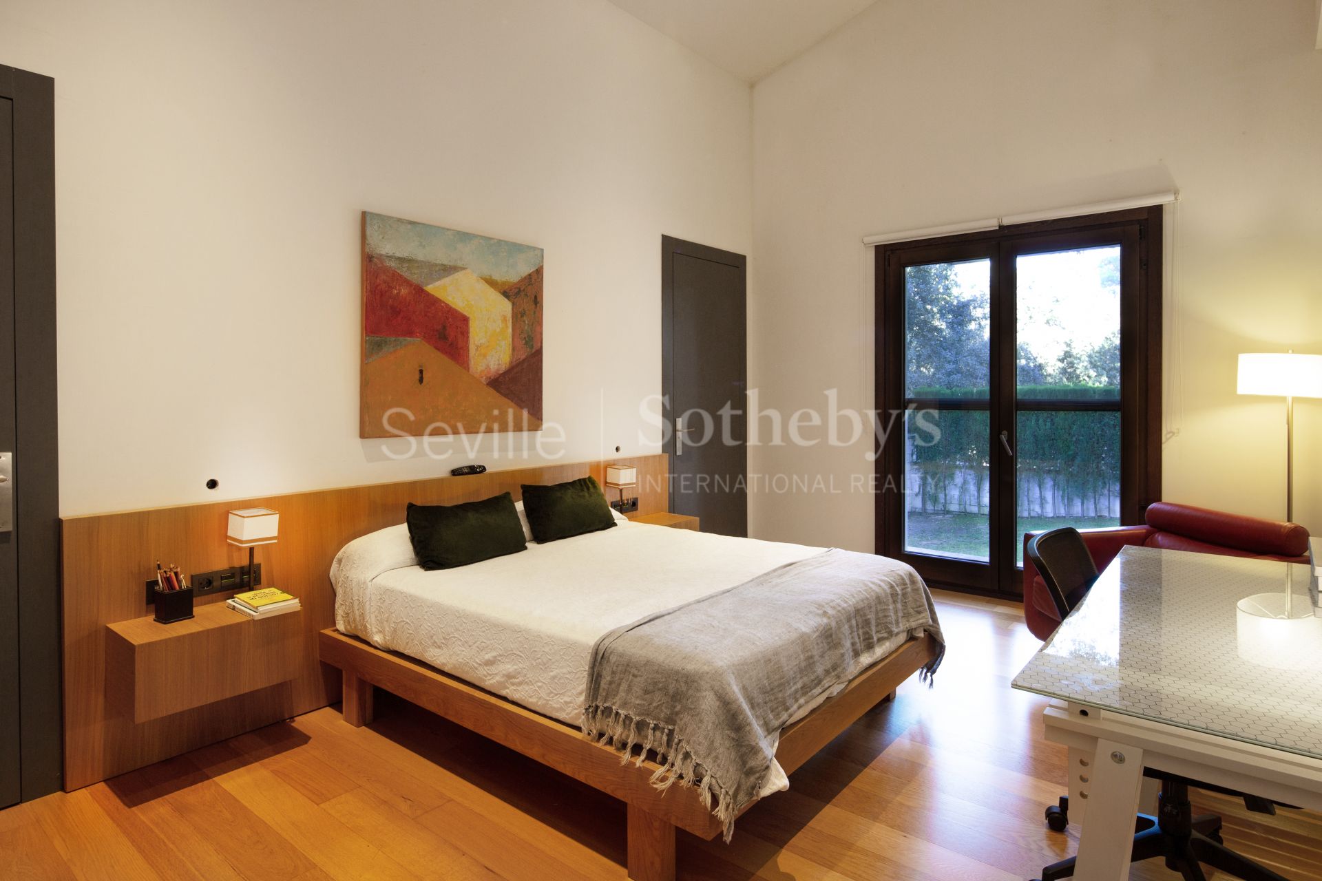 Singular Villa with a large garden and high ceilings in a gated community with social club and swimming pool