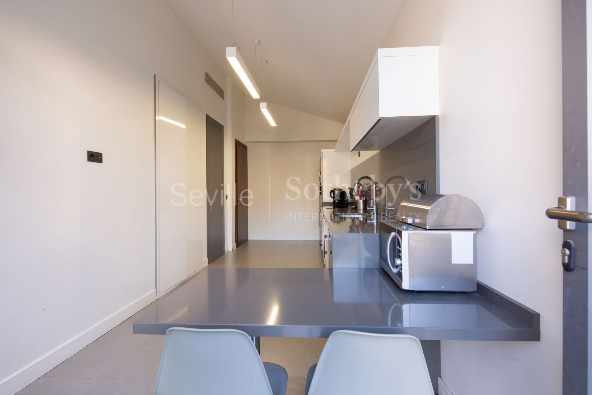 Singular Villa with a large garden and high ceilings in a gated community with social club and swimming pool
