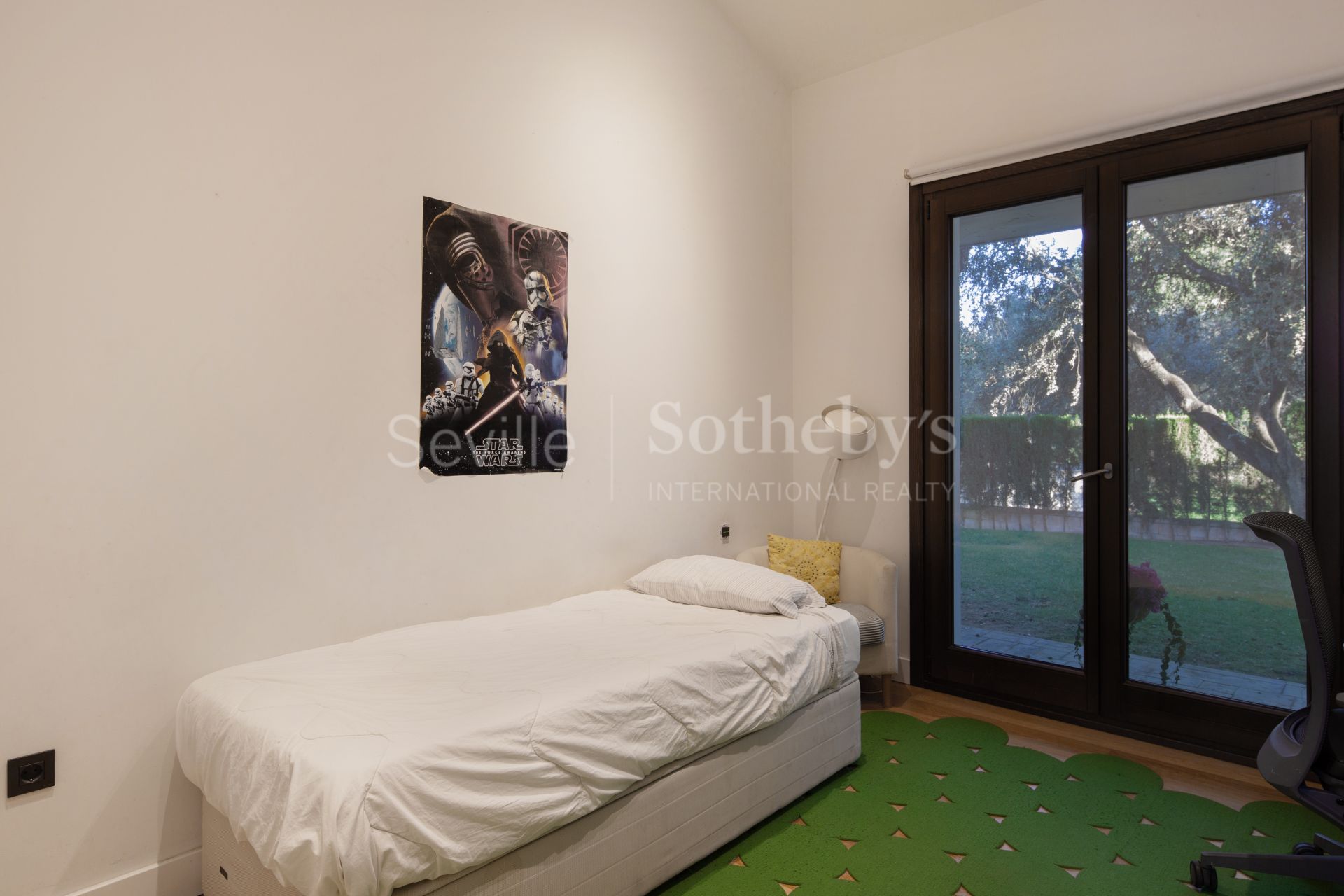 Singular Villa with a large garden and high ceilings in a gated community with social club and swimming pool