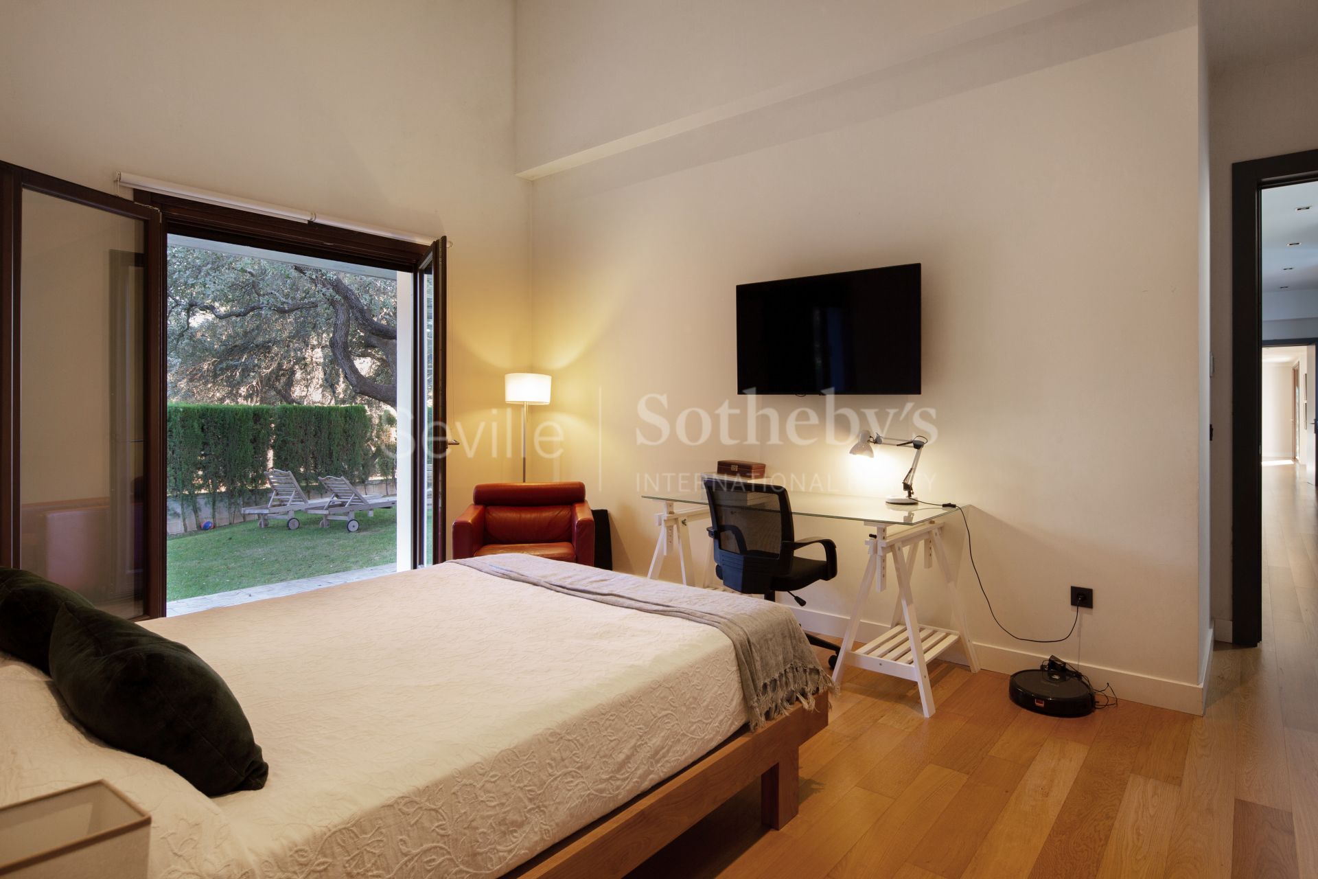 Singular Villa with a large garden and high ceilings in a gated community with social club and swimming pool