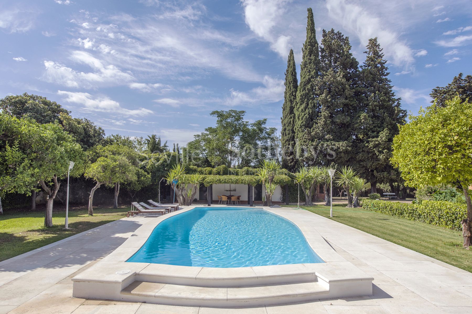 Singular Villa with Pool on 8,600 Square Meter Plot