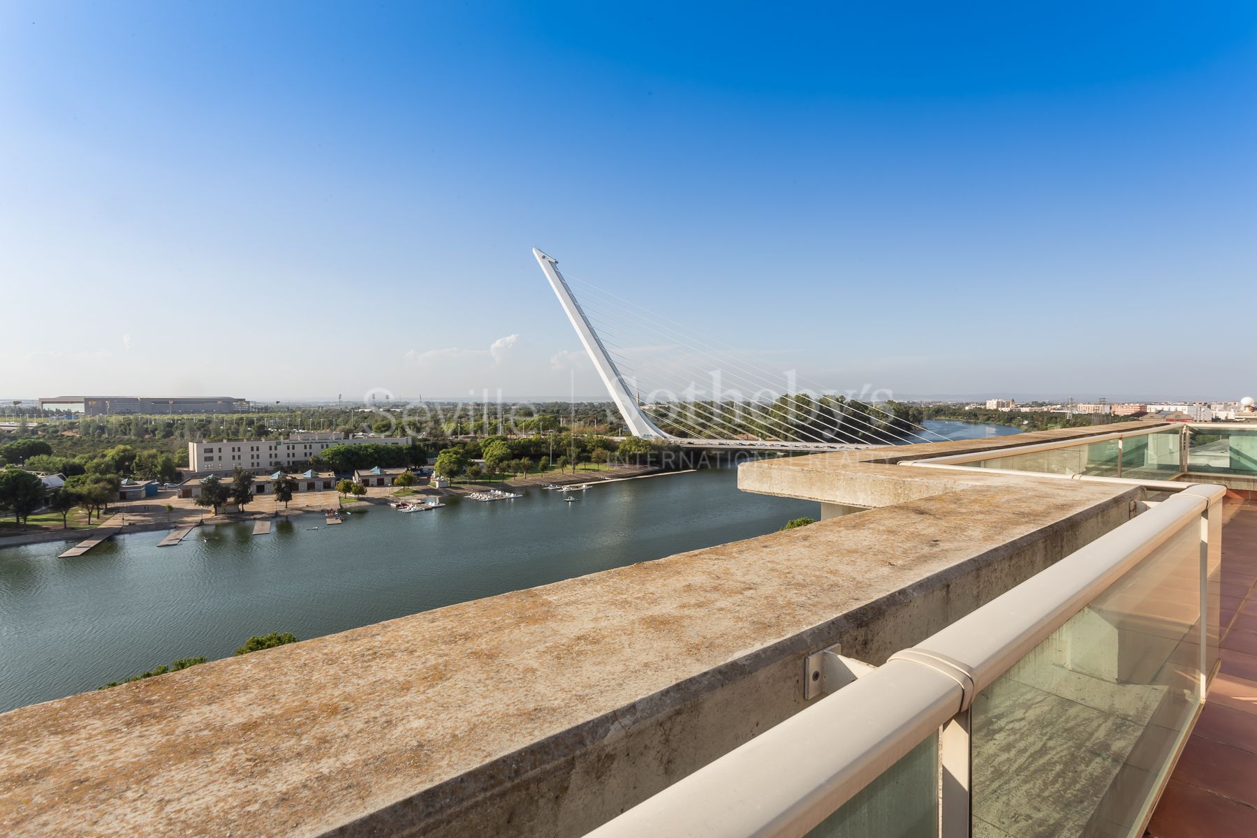 Ático de diseño contemporáneo en Torneo con espectaculares vistas al río