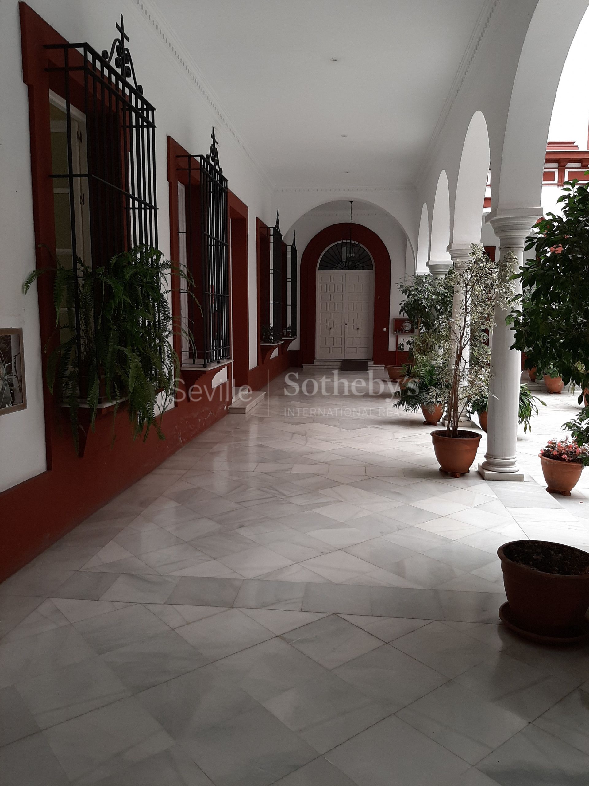 Luxury apartment recently renovated in a magnificent Sevillian building in the very center of the city is offered for rent