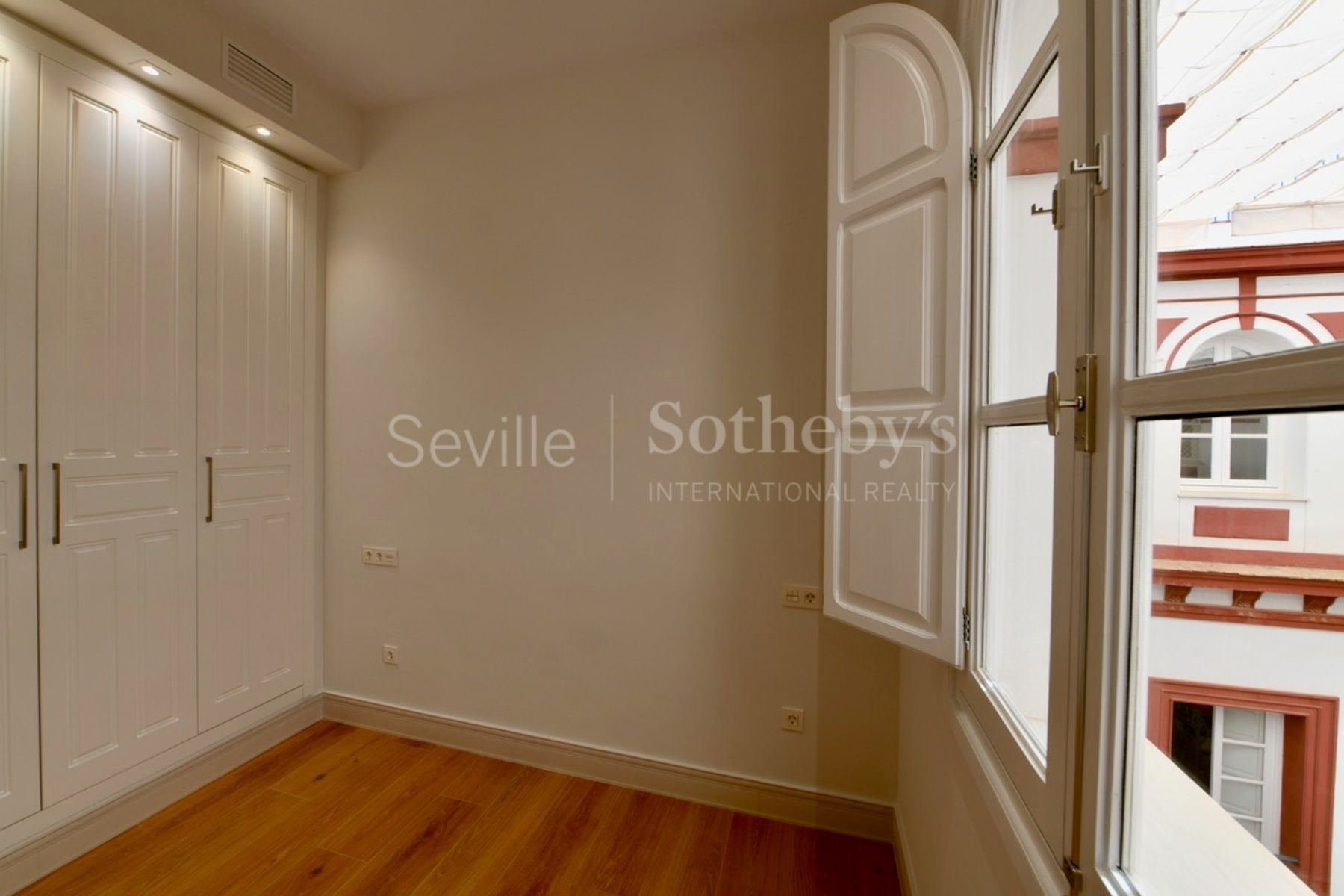 Luxury apartment recently renovated in a magnificent Sevillian building in the very center of the city is offered for rent