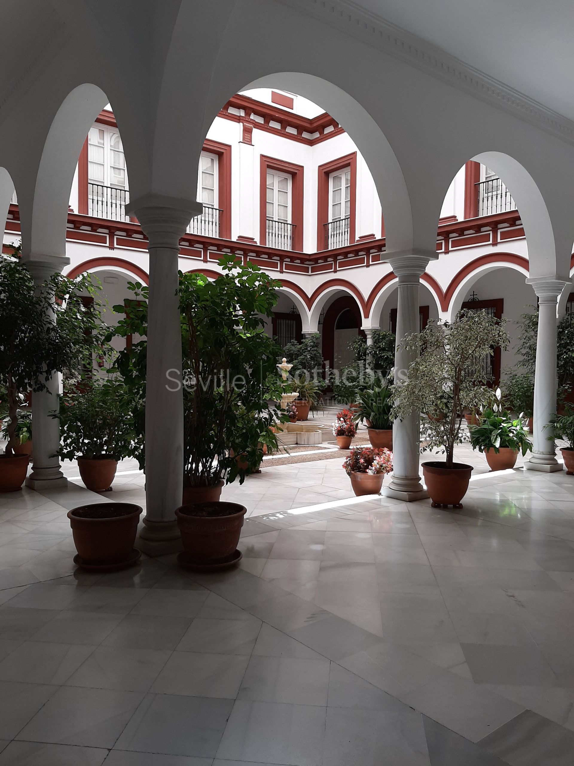 Luxury apartment recently renovated in a magnificent Sevillian building in the very center of the city is offered for rent