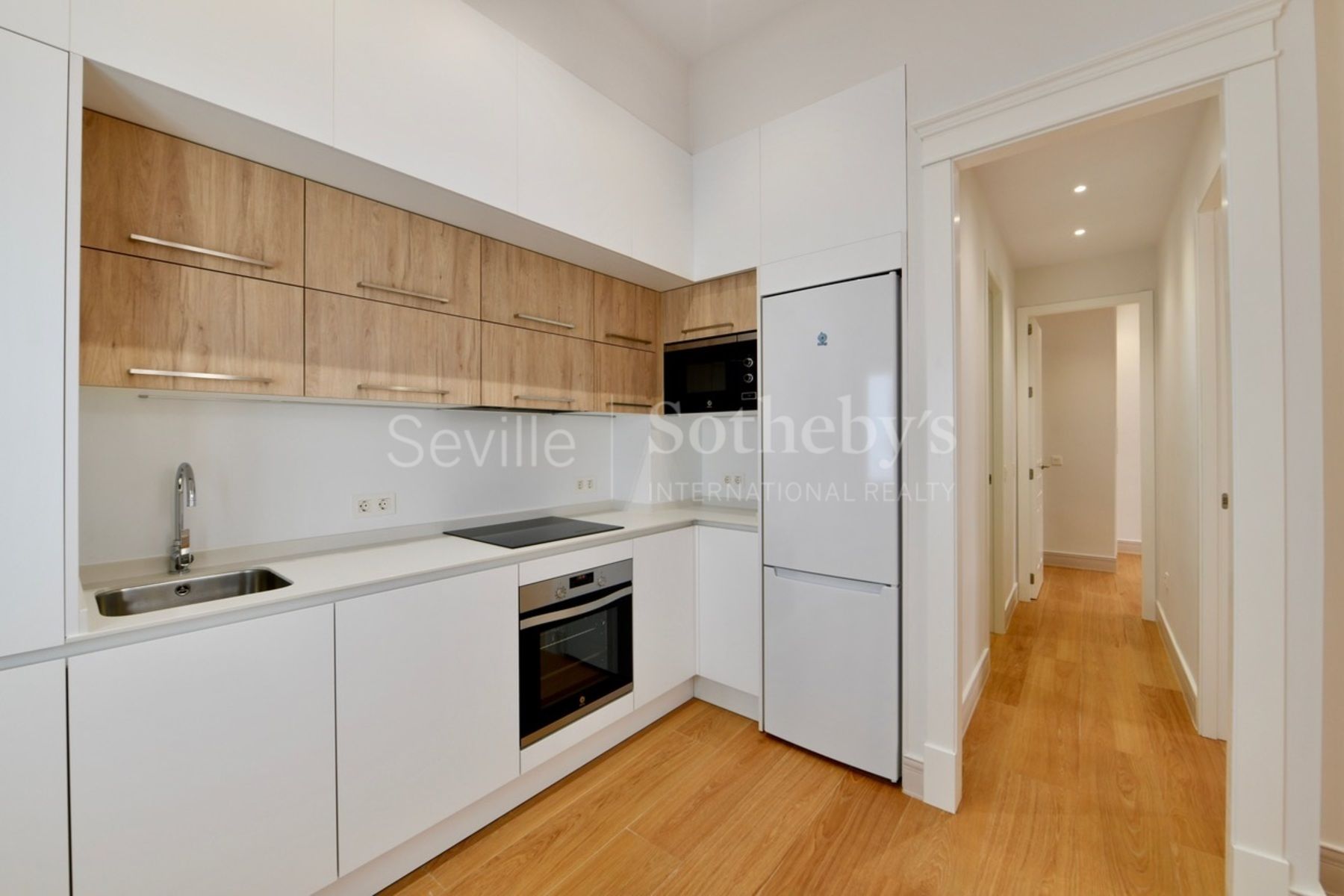 Luxury apartment recently renovated in a magnificent Sevillian building in the very center of the city is offered for rent