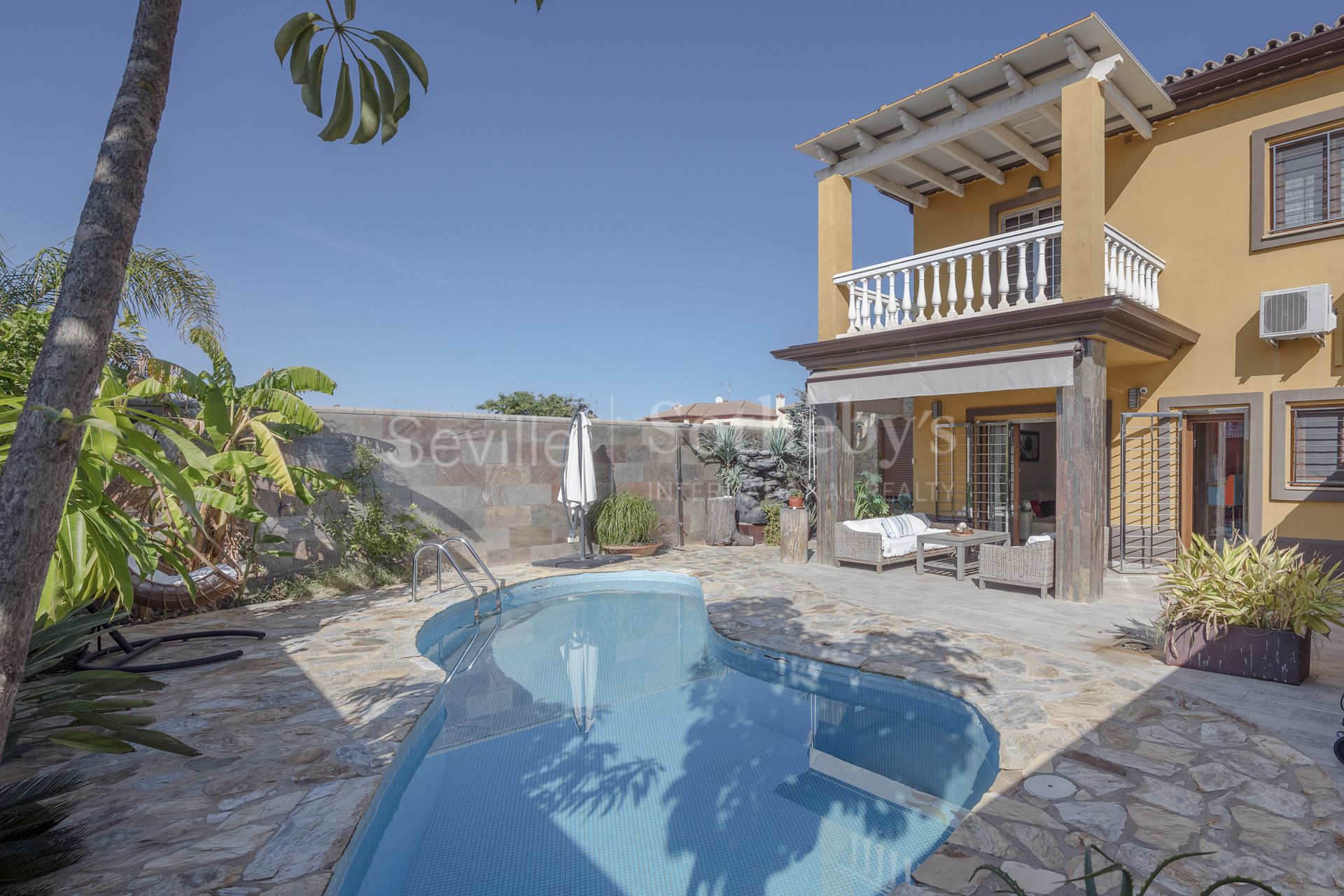 Casa en Espartinas totalmente reformada con gran porche, jardín y piscina.