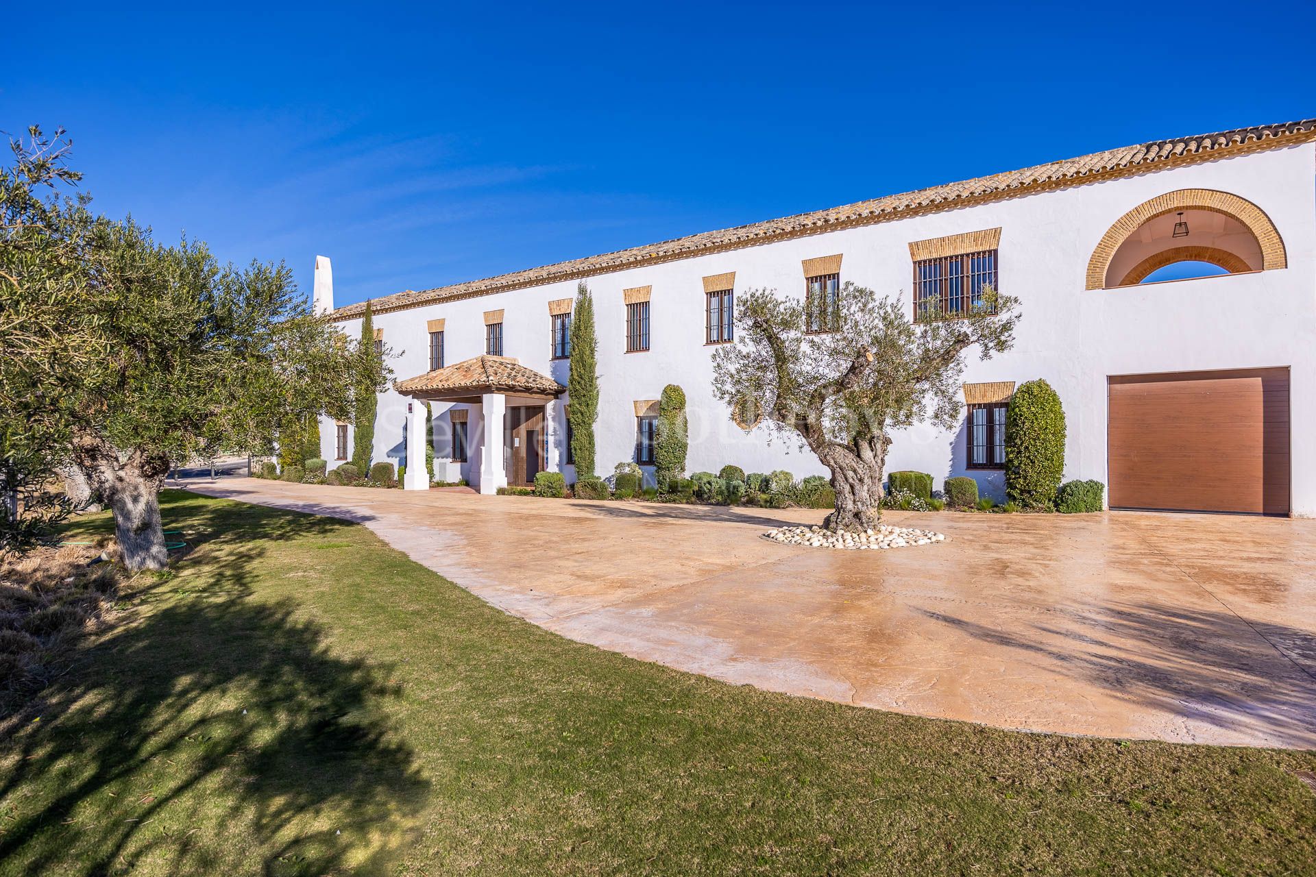 Tourist complex in Arcos de la Frontera of 70,800 m² with a hotel, celebration hall and winery.