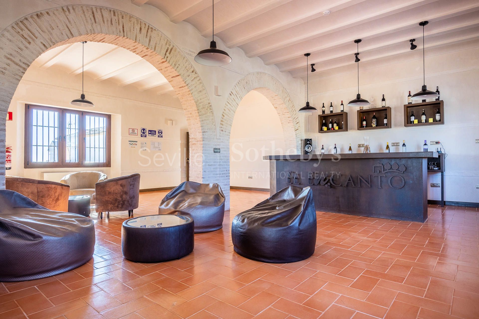 Tourist complex in Arcos de la Frontera of 70,800 m² with a hotel, celebration hall and winery.