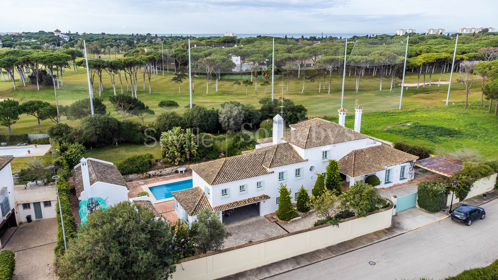 Villa with golf course views in prestigious residential area Vistahermosa