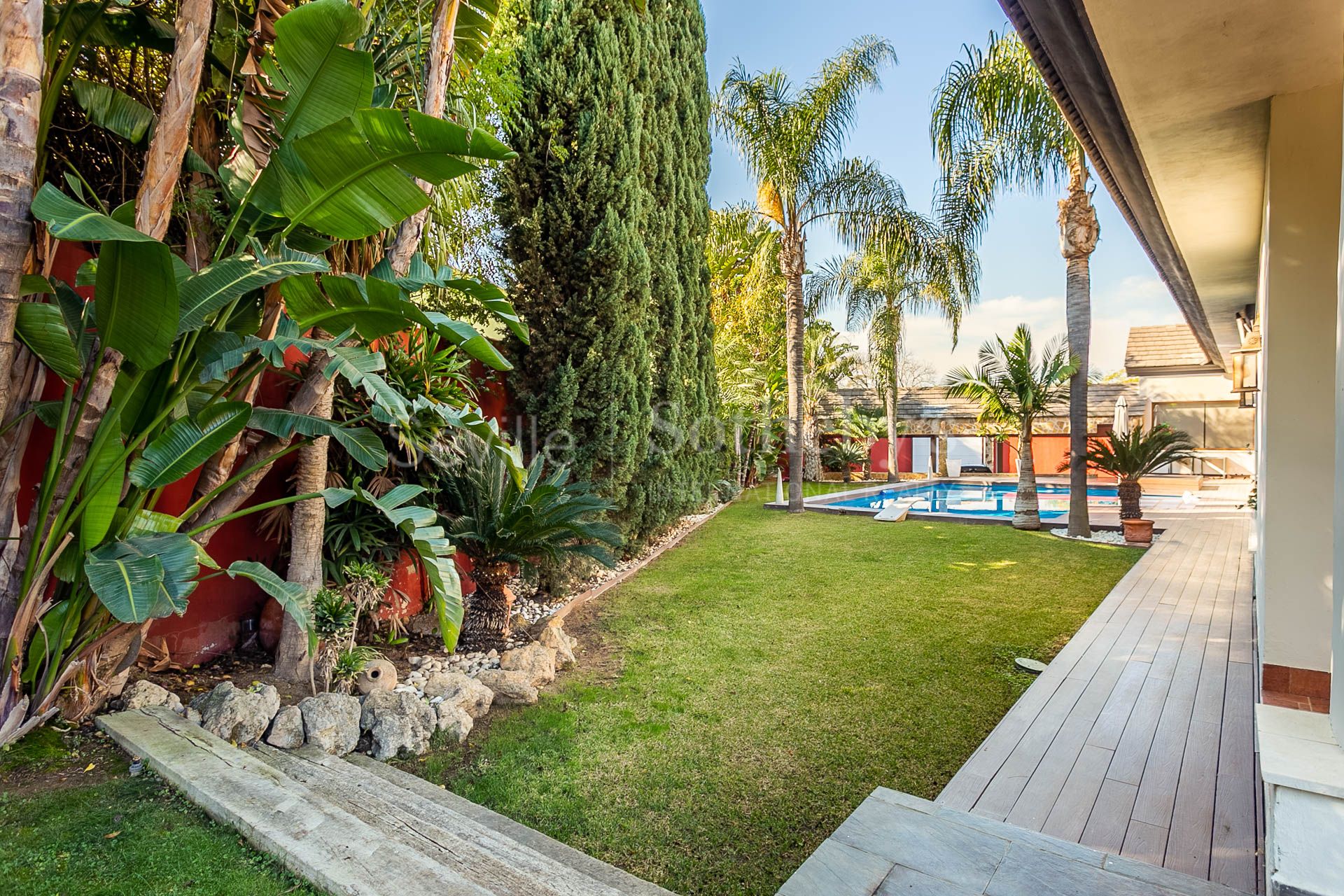 Detached designer villa in Simón Verde with garden and swimming pool