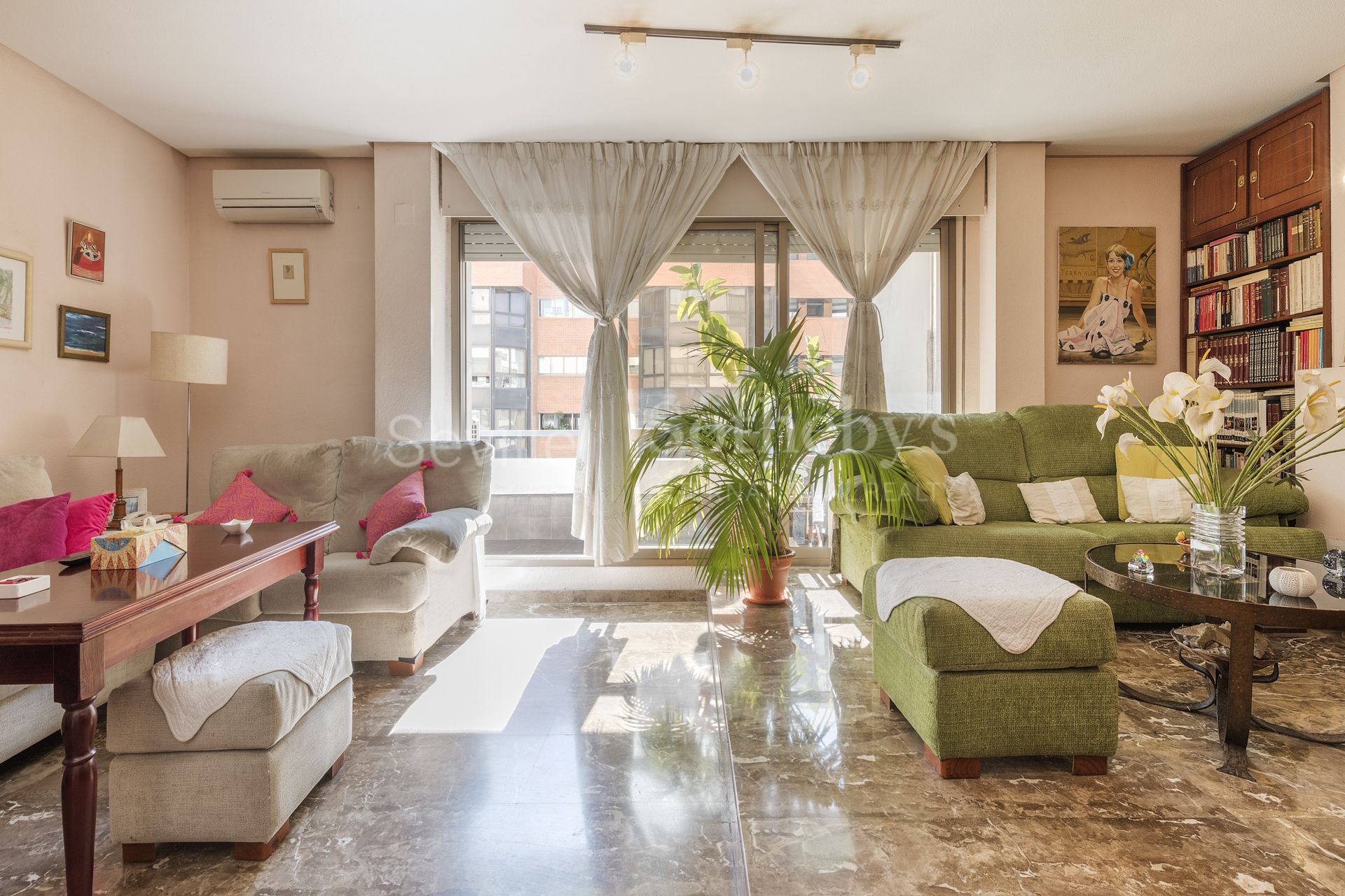 Spacious apartment with terrace in Republica Argentina