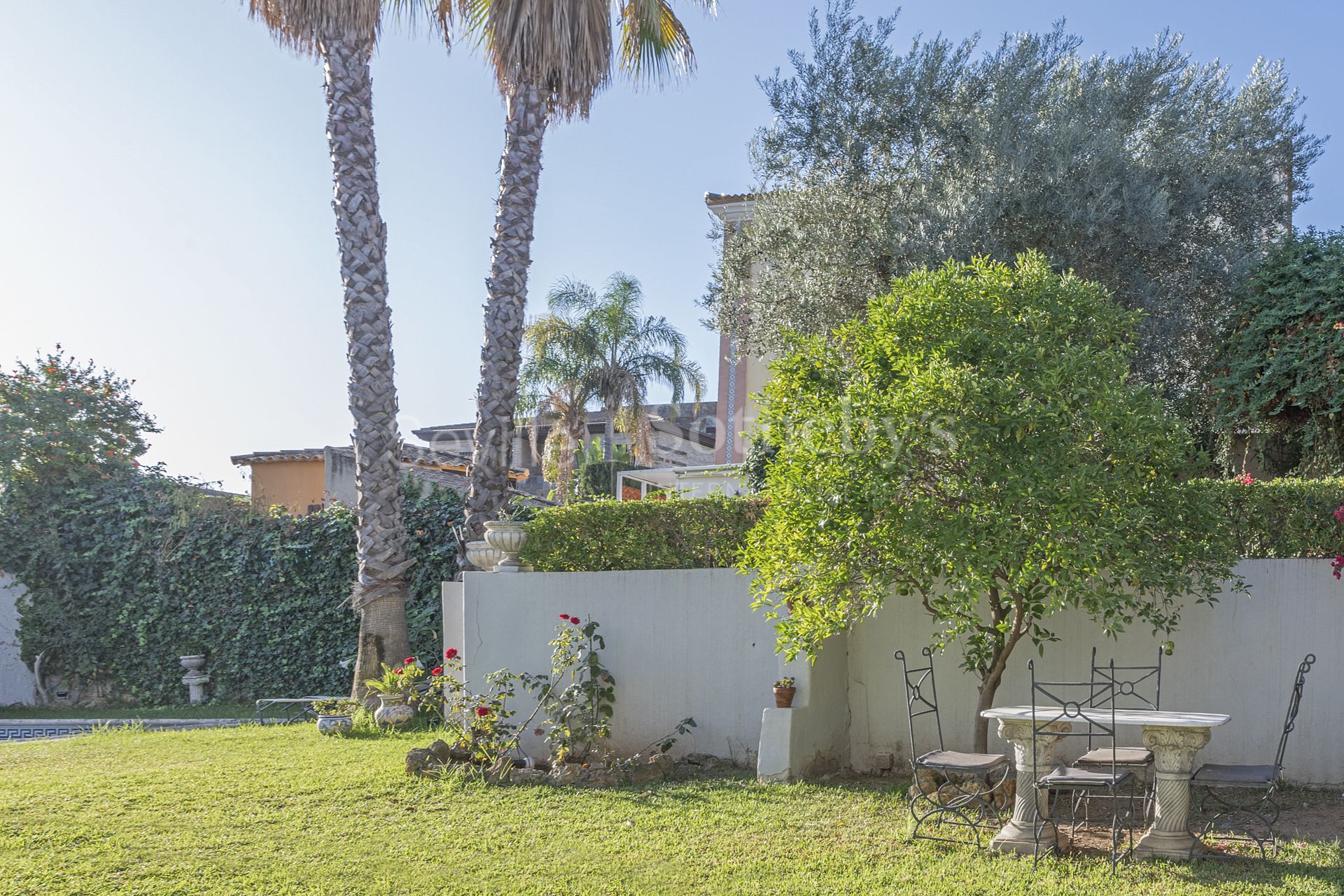 Detached villa with pool and large plot in the residential area of Los Cerros de Montequinto.