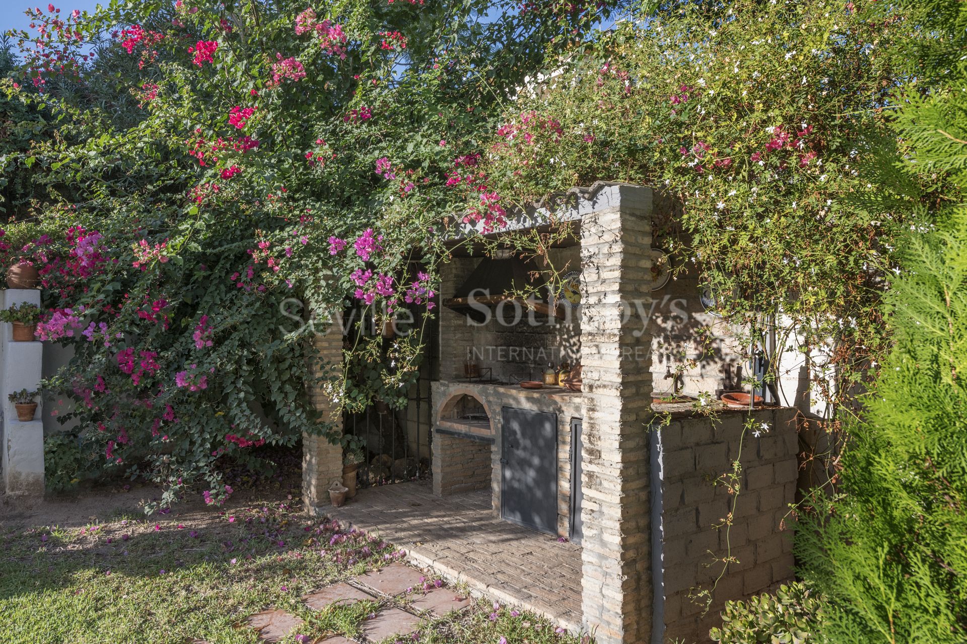 Detached villa with pool and large plot in the residential area of Los Cerros de Montequinto.