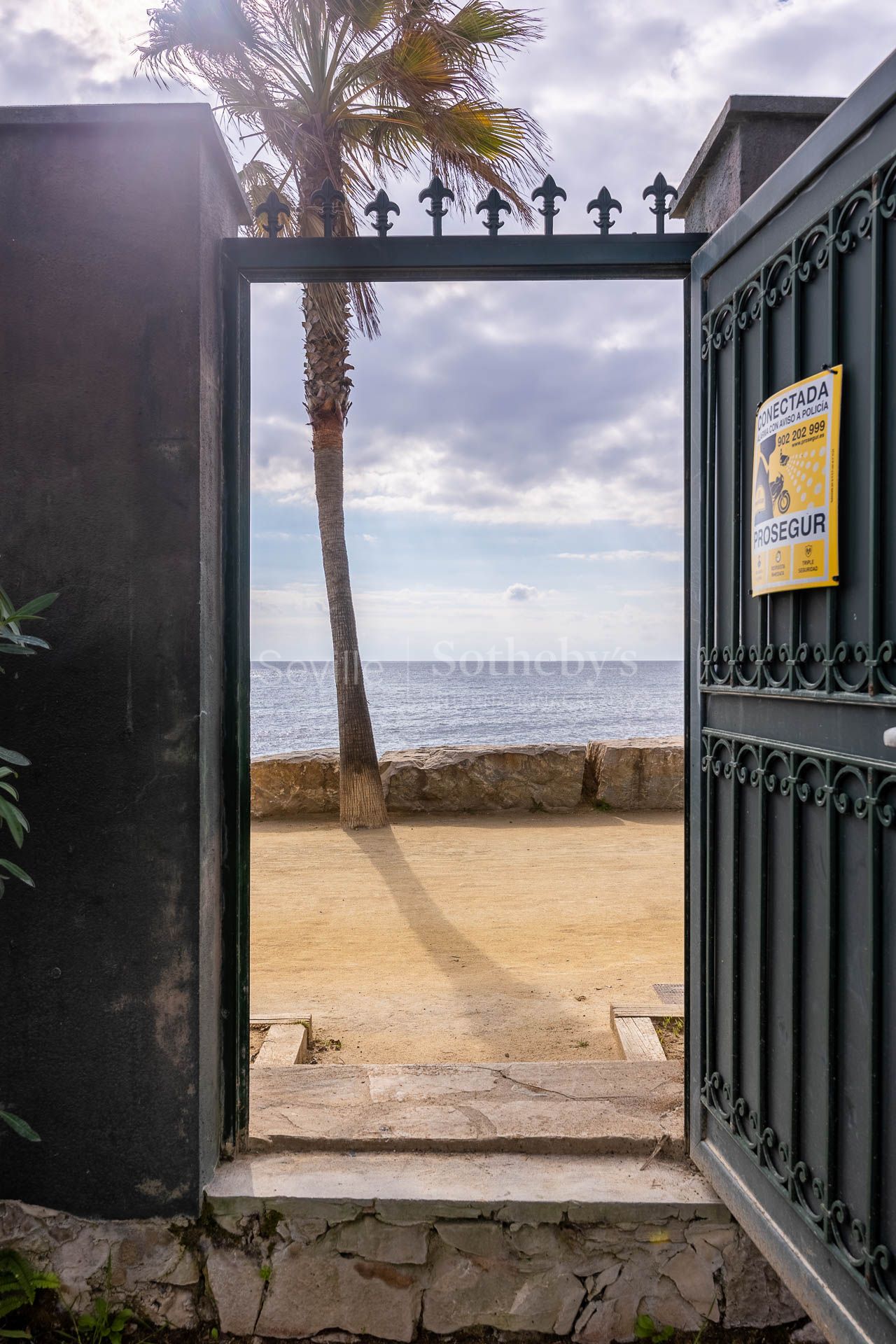 Villa en primera línea de playa en la Milla de Oro, Marbella