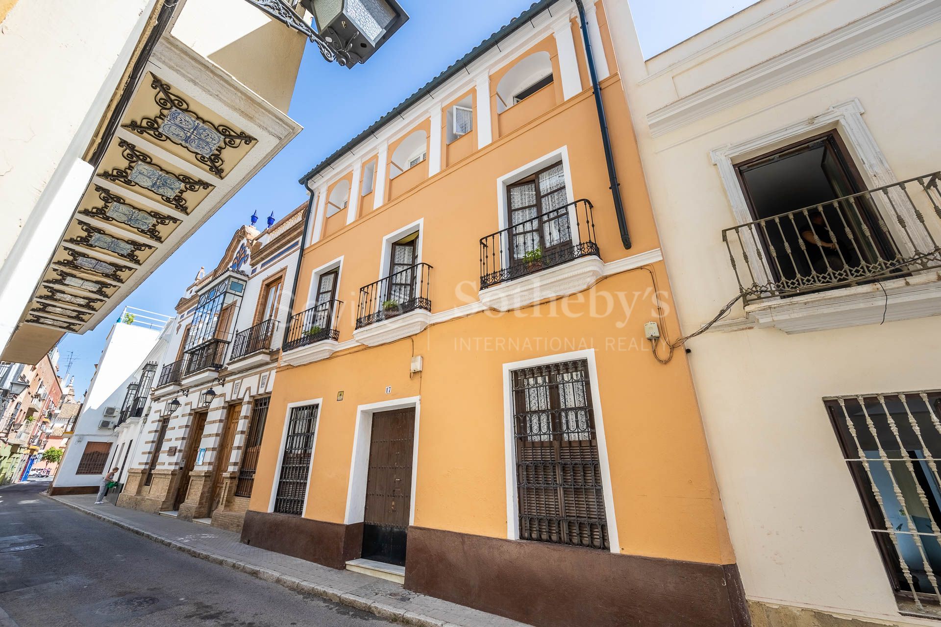 Propiedad adosada de estilo regionalista de 3 plantas en la zona centro de Sevilla