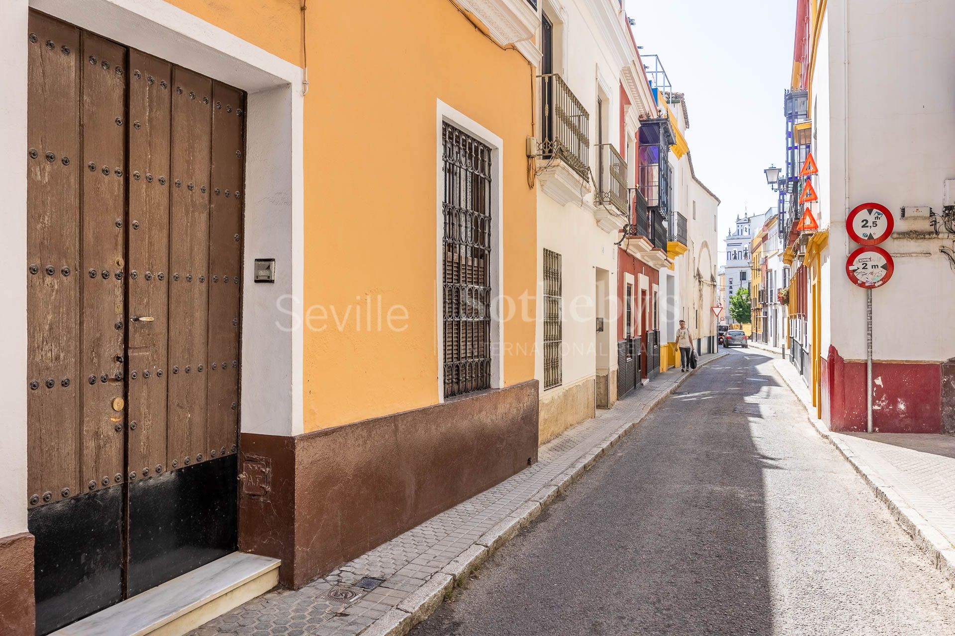 Propiedad adosada de estilo regionalista de 3 plantas en la zona centro de Sevilla