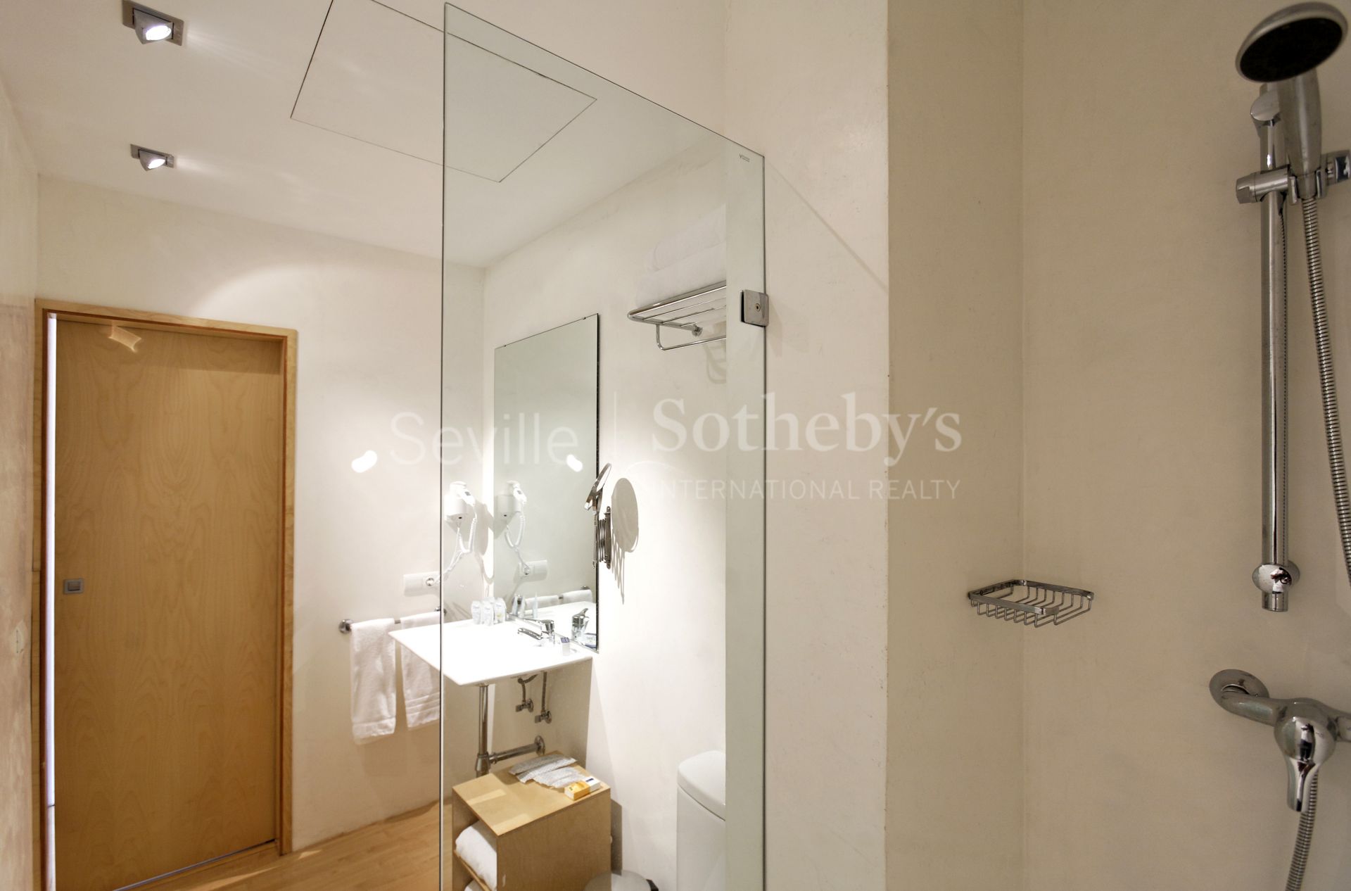 Independent house with garden in the best area of Heliopolis, Seville, 10 minutes from the center of Seville, with a tourist license and Residential use.