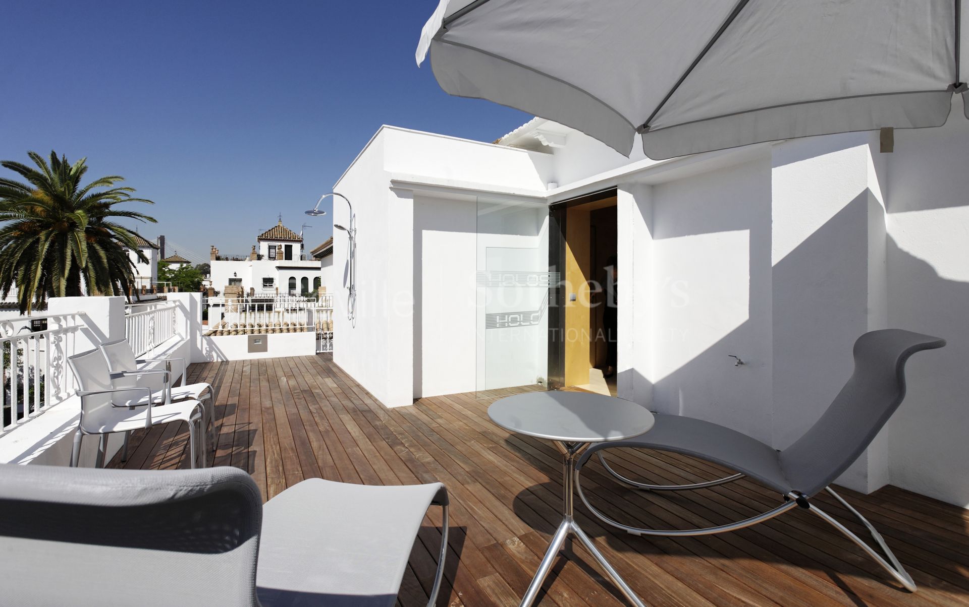 Independent house with garden in the best area of Heliopolis, Seville, 10 minutes from the center of Seville, with a tourist license and Residential use.