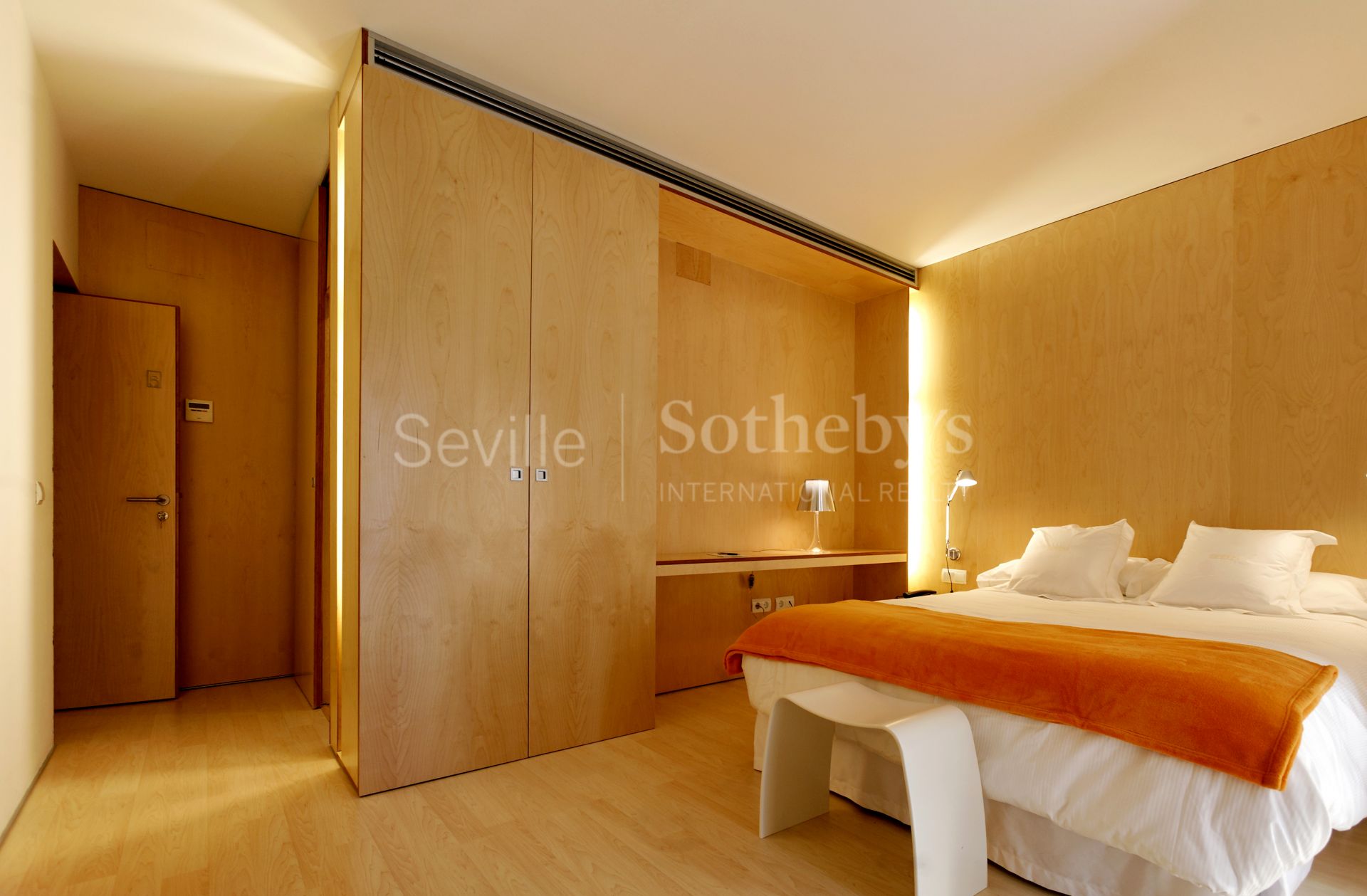 Independent house with garden in the best area of Heliopolis, Seville, 10 minutes from the center of Seville, with a tourist license and Residential use.