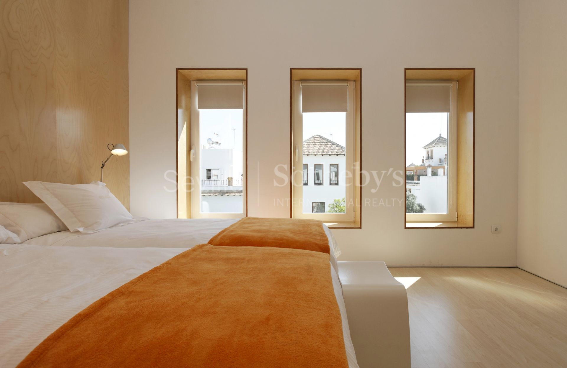 Independent house with garden in the best area of Heliopolis, Seville, 10 minutes from the center of Seville, with a tourist license and Residential use.