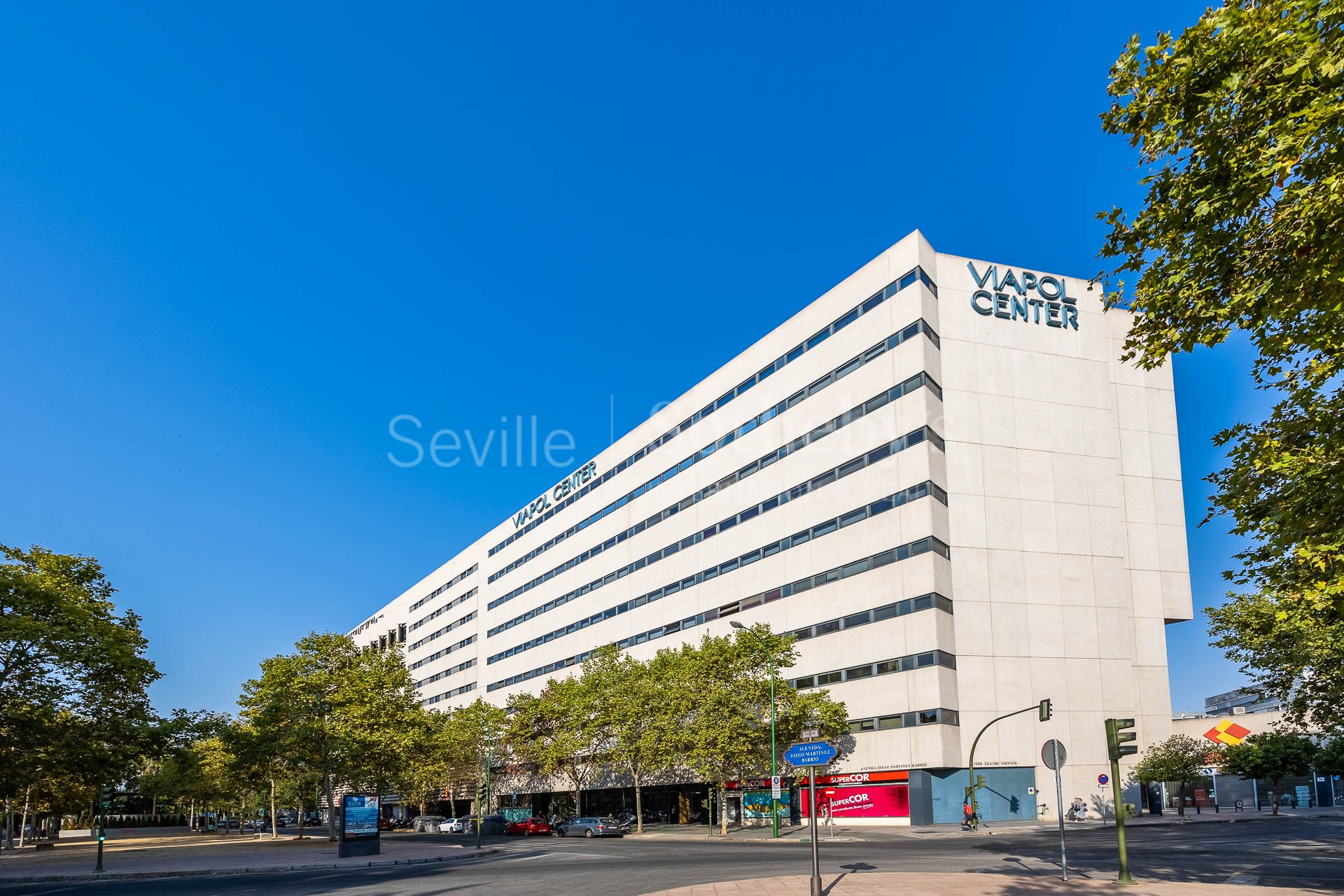 Oficina en el corazón de negocios de Sevilla. Ocho puestos de trabajo más sala de dirección.