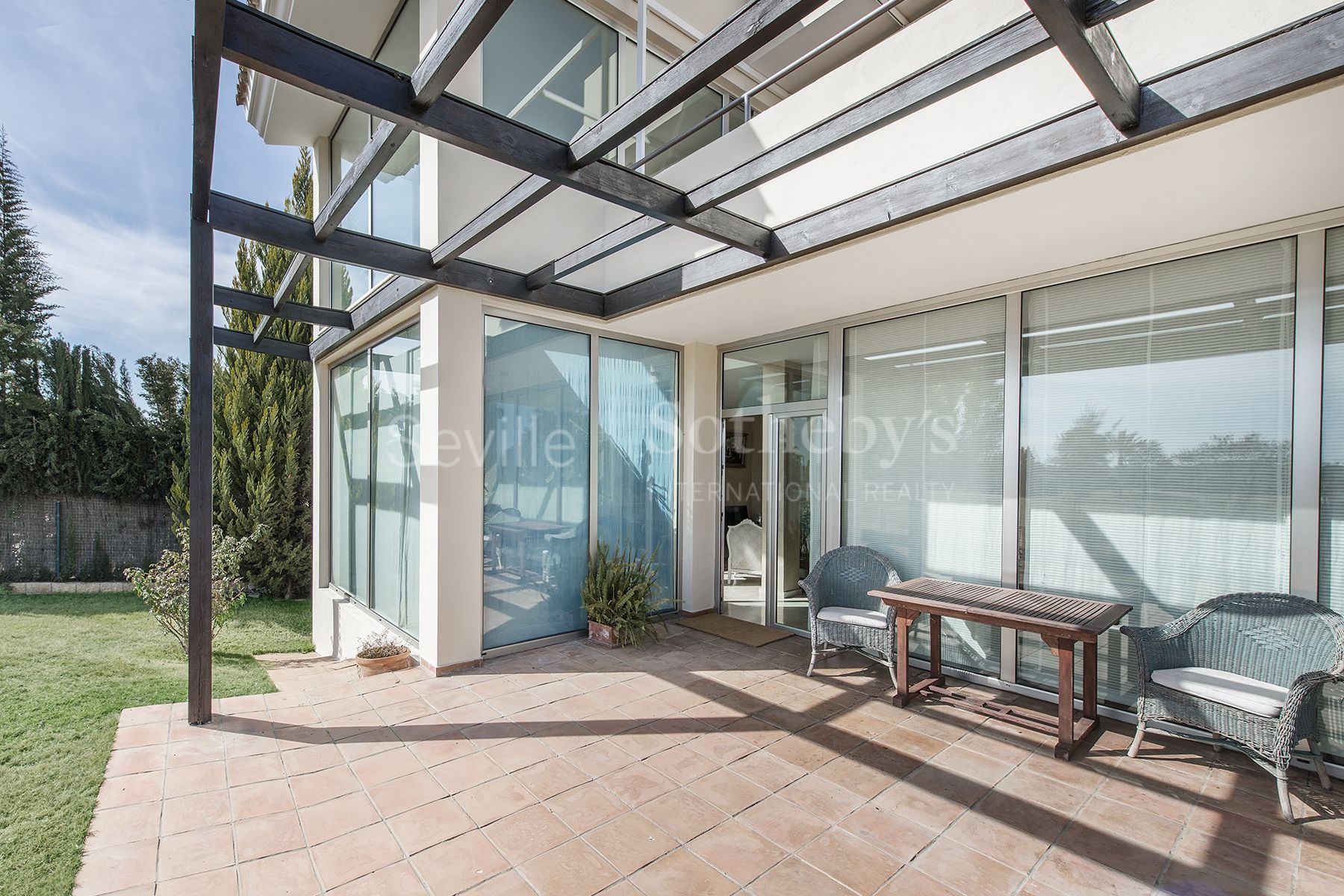Espectacular villa de lujo situado en primera línea y con magníficas vistas en la urbanización exclusiva del Real Club de Golf de Sevilla.