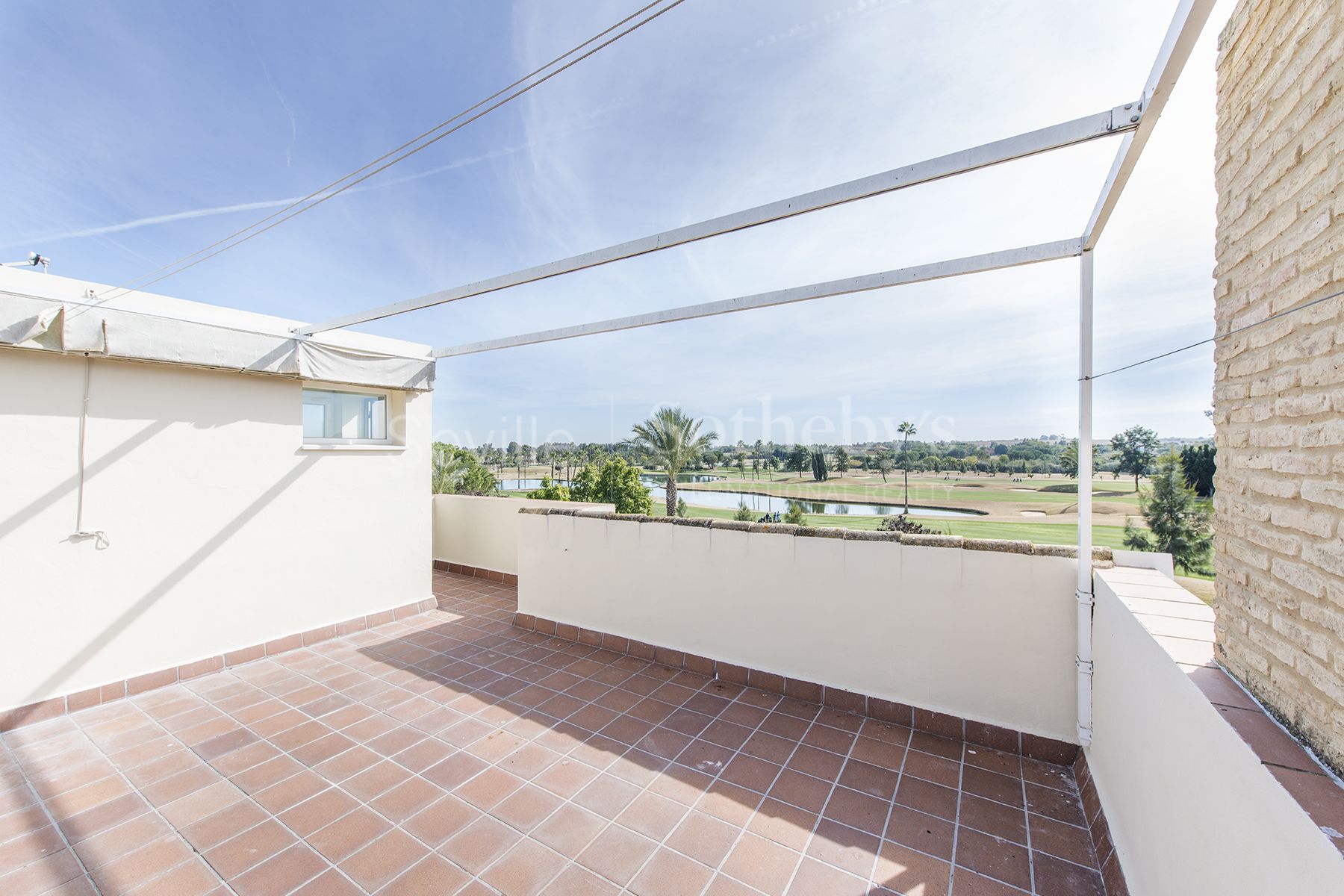Espectacular villa de lujo situado en primera línea y con magníficas vistas en la urbanización exclusiva del Real Club de Golf de Sevilla.