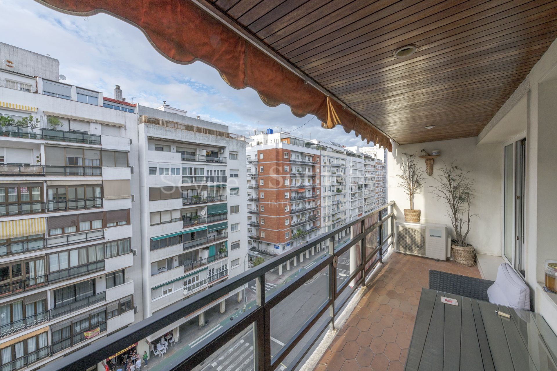 Luminoso y espacioso piso en República Argentina con terraza