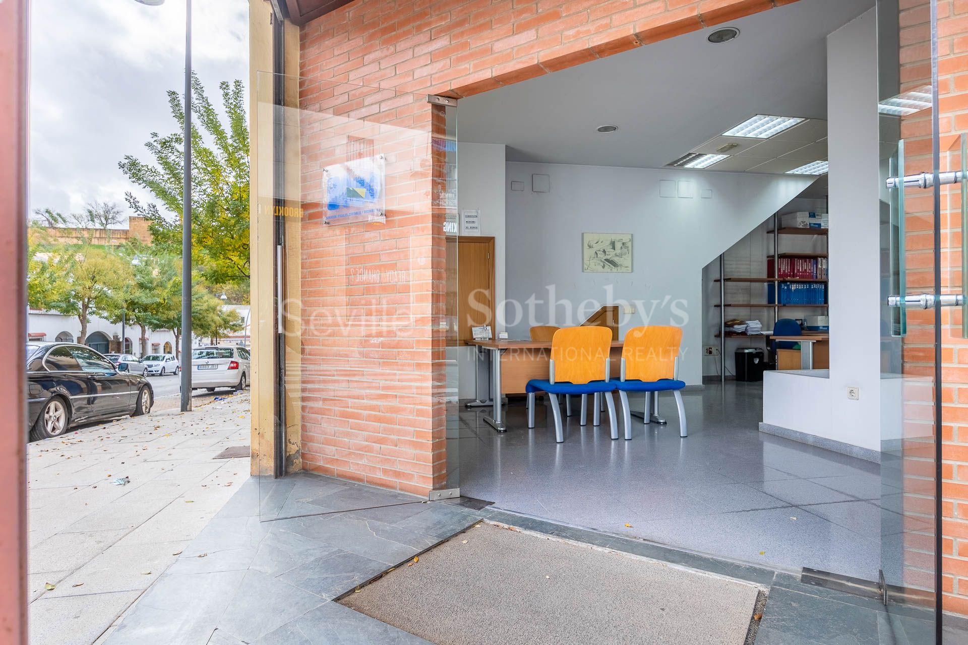 Luminosa oficina ubicada en calle transitada de Alcalá de Guadaira