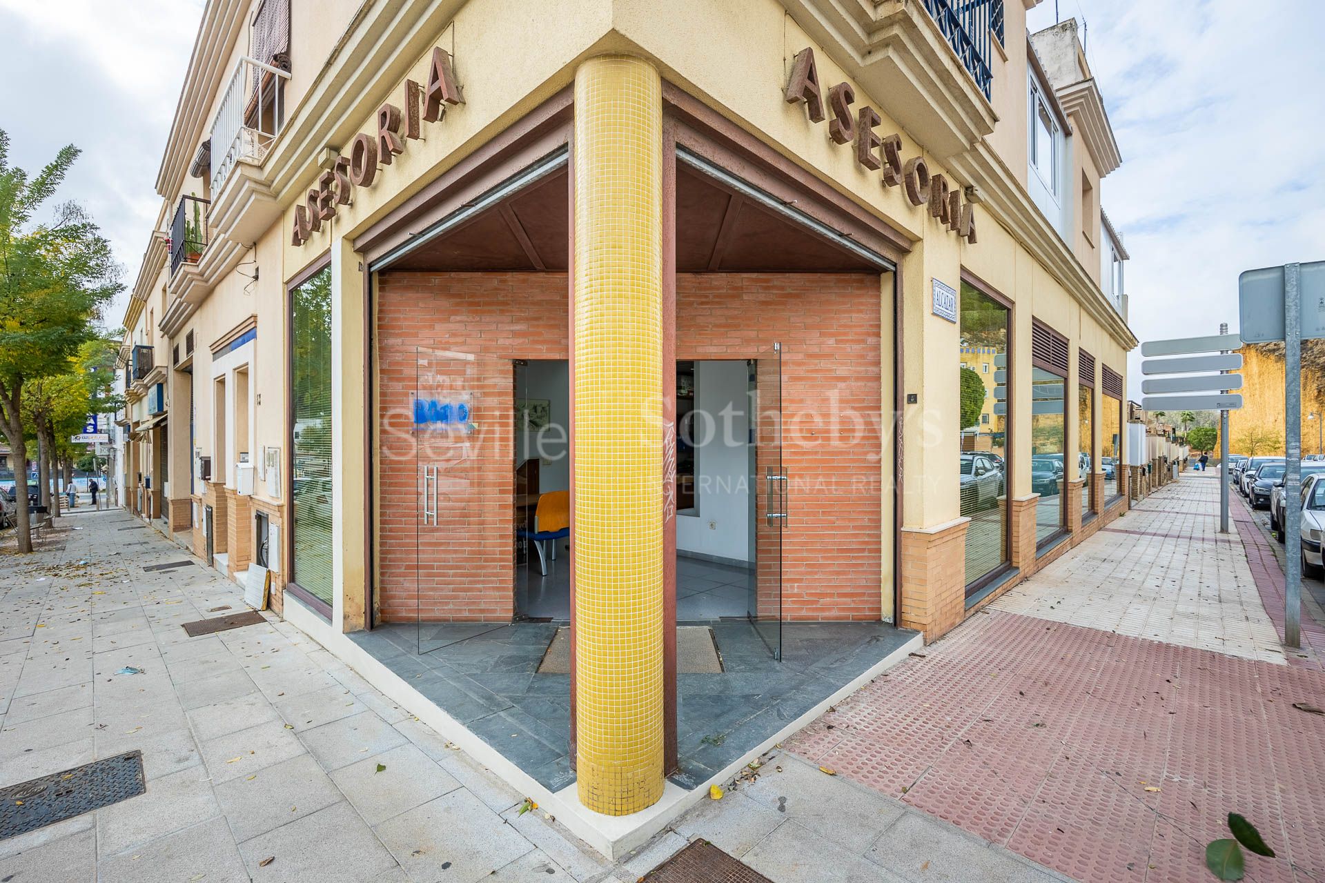 Luminosa oficina ubicada en calle transitada de Alcalá de Guadaira
