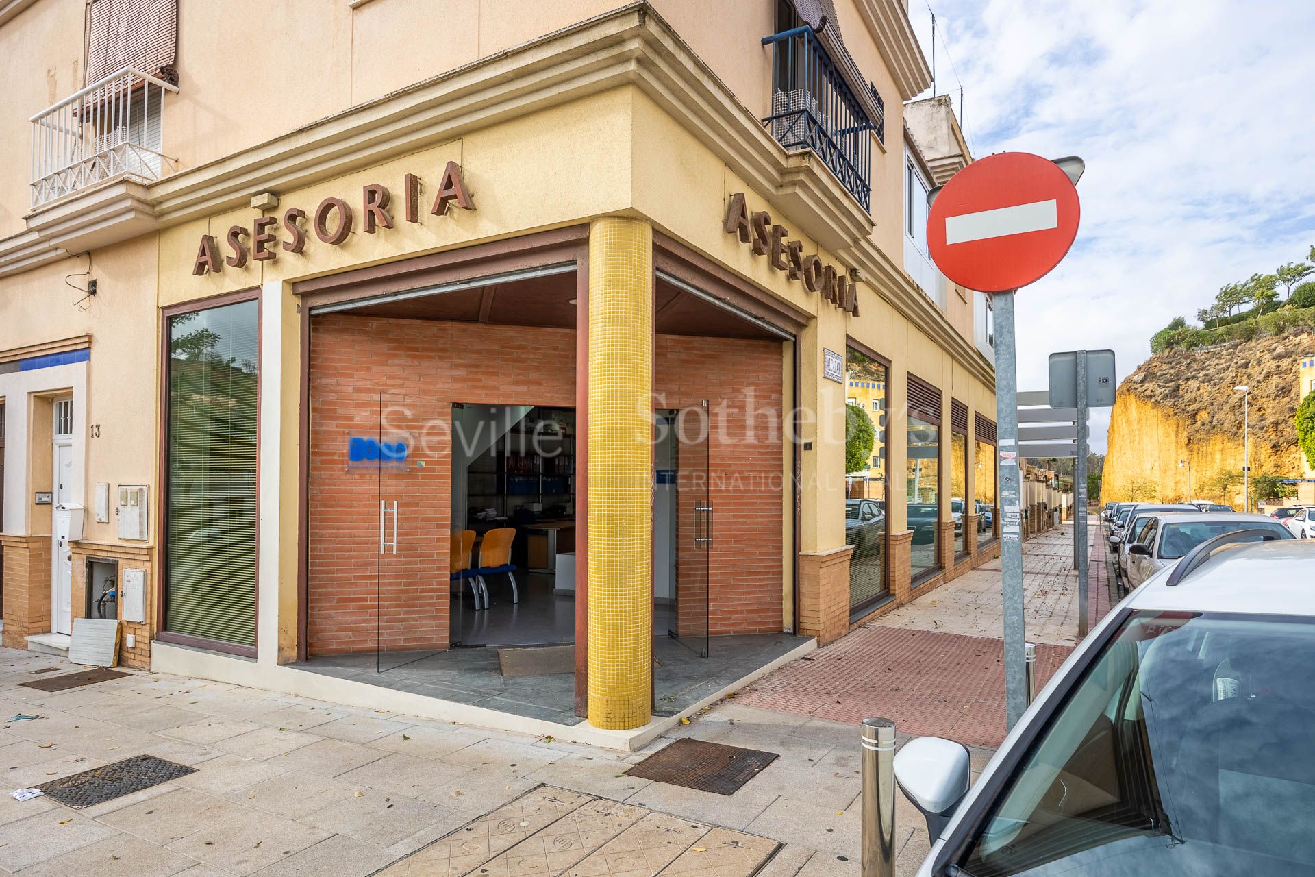 Luminosa oficina ubicada en calle transitada de Alcalá de Guadaira