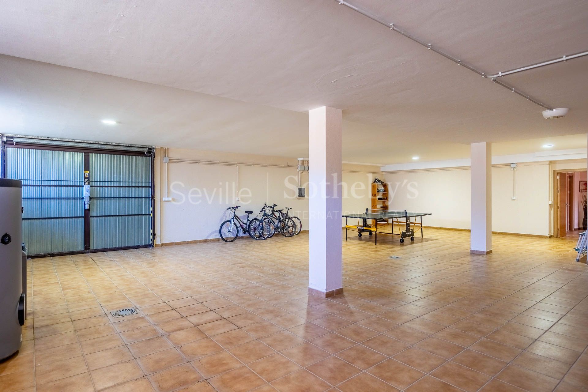 Casa independiente en campo de golf con jardín, garaje y piscina en la urbanización Dehesa Golf junto al campo Bellavista Huelva Club en Aljaraque.