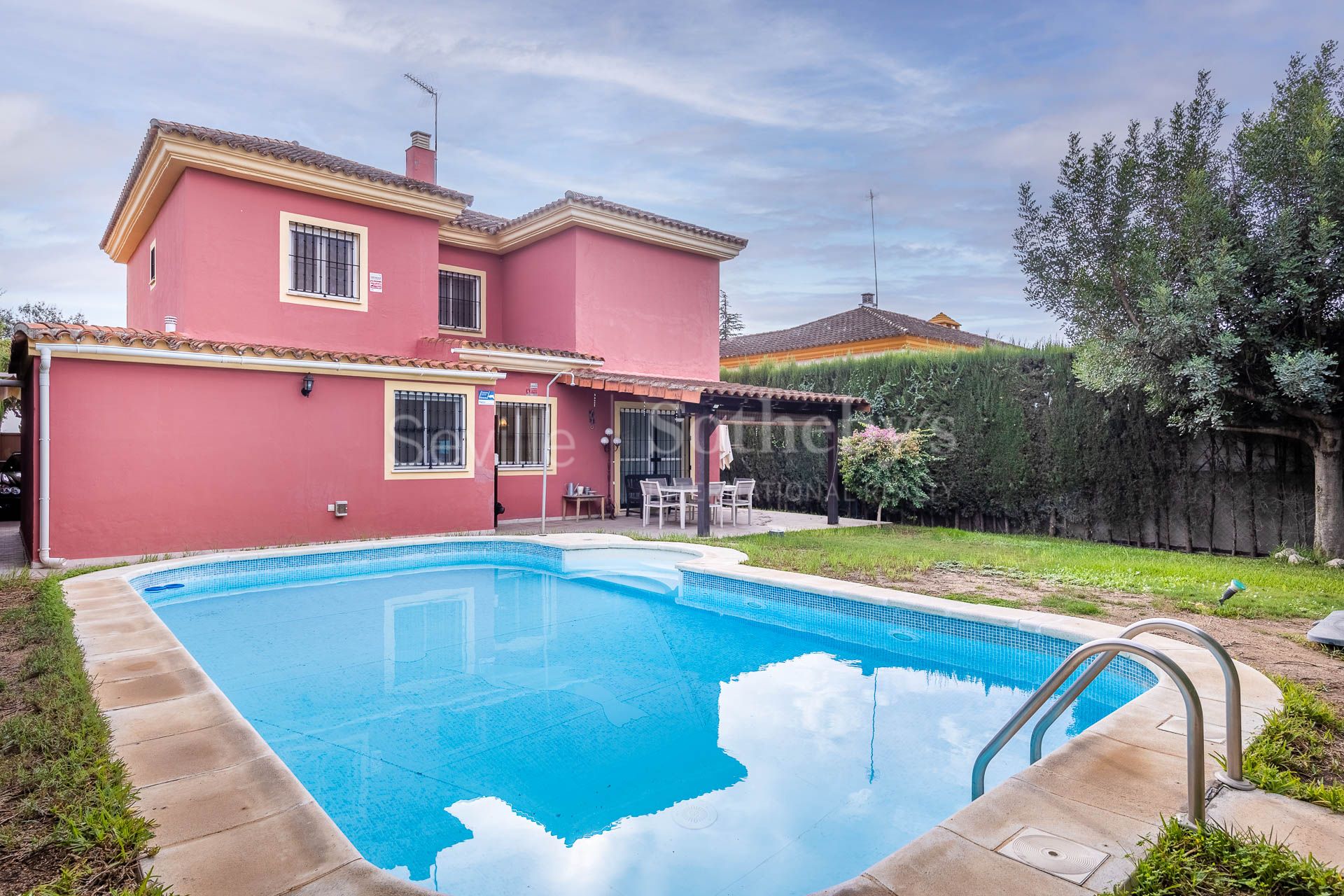 Chalet independiente en Simón Verde con jardín y piscina